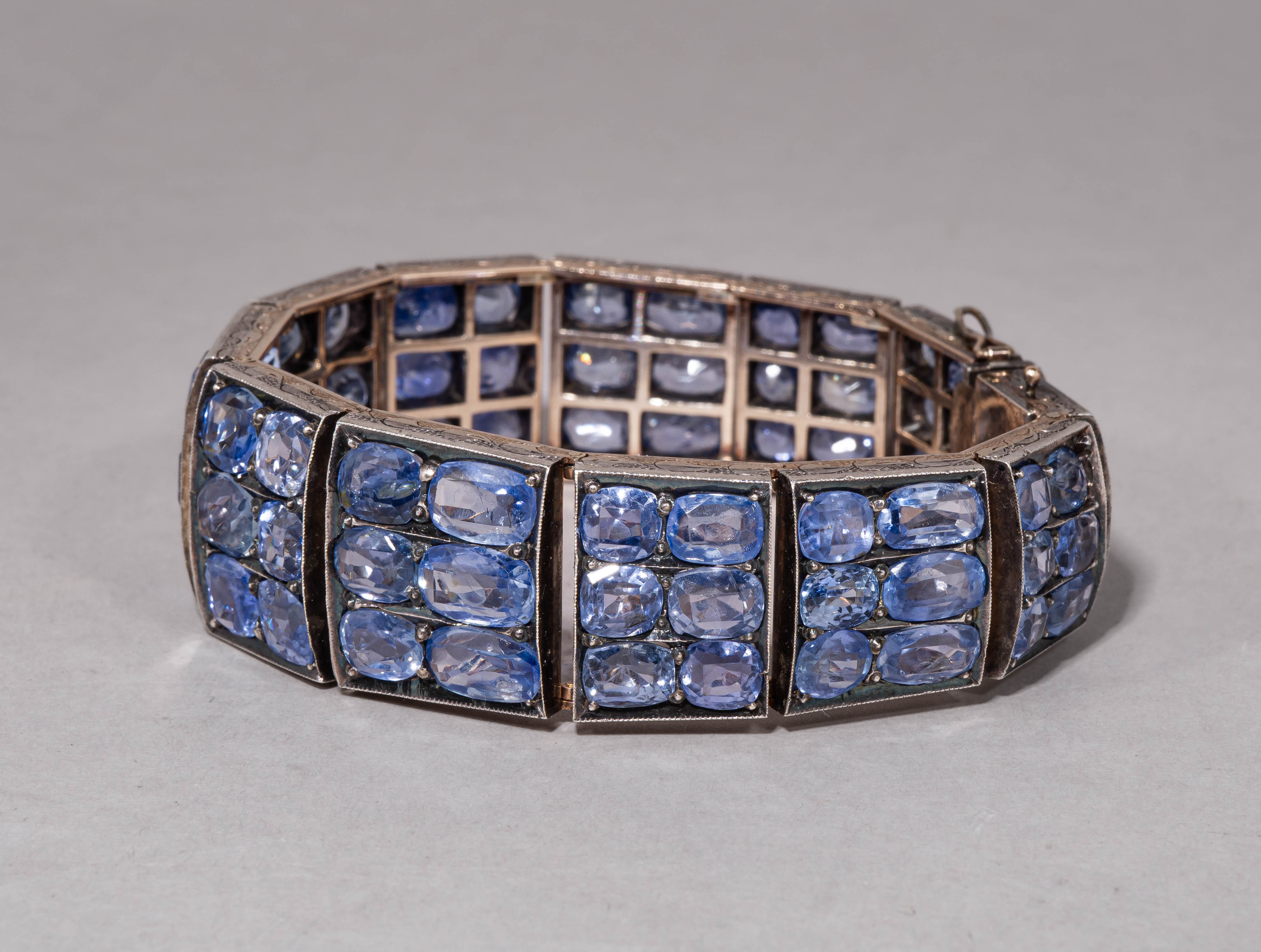 (140 карат сапфиров. С геммологической экспертизой) Браслет с 72-мя сапфирами. В старинном футляре. 
Европа, начало XX века.