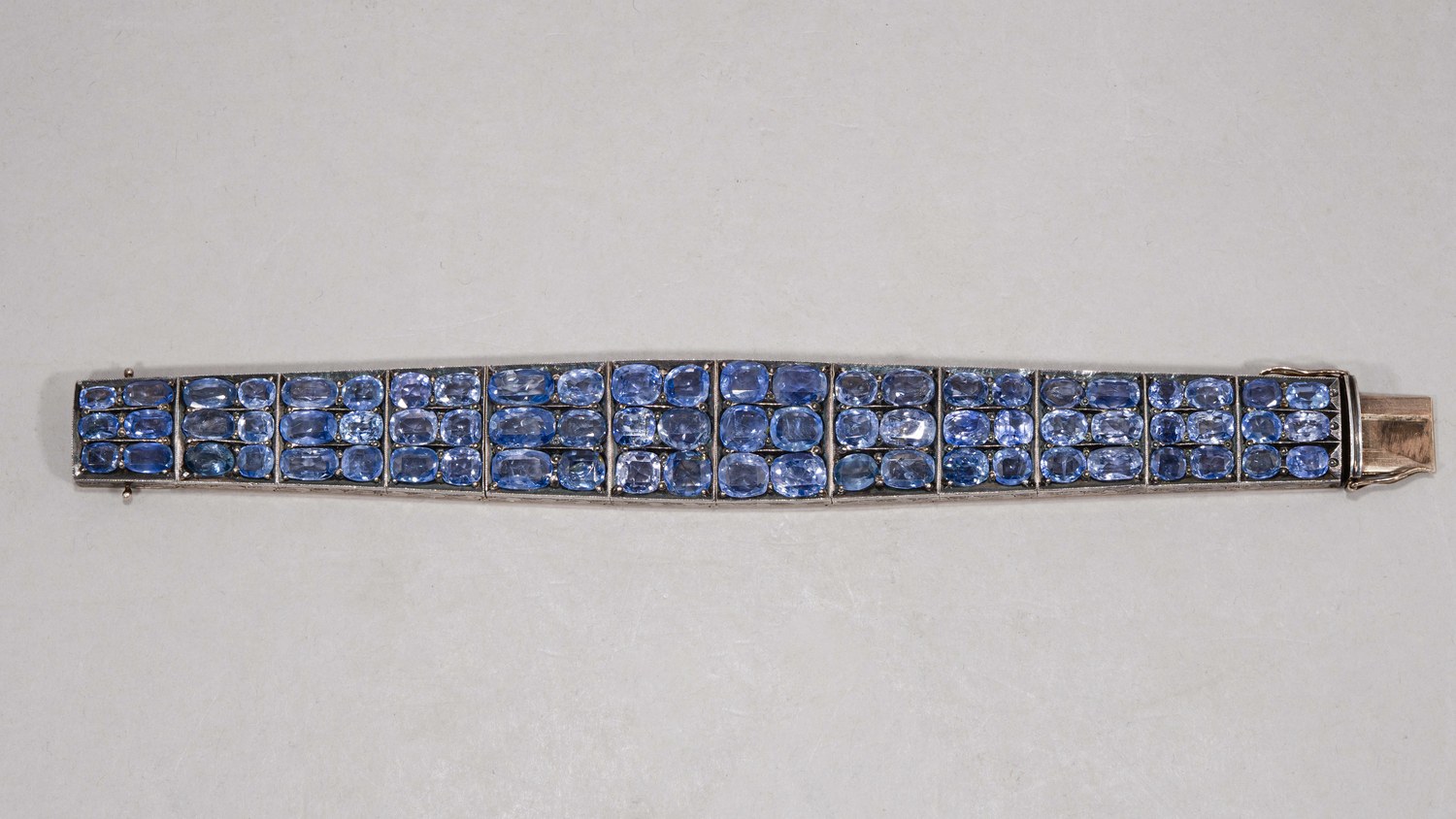(140 карат сапфиров. С геммологической экспертизой) Браслет с 72-мя сапфирами. В старинном футляре. 
Европа, начало XX века.