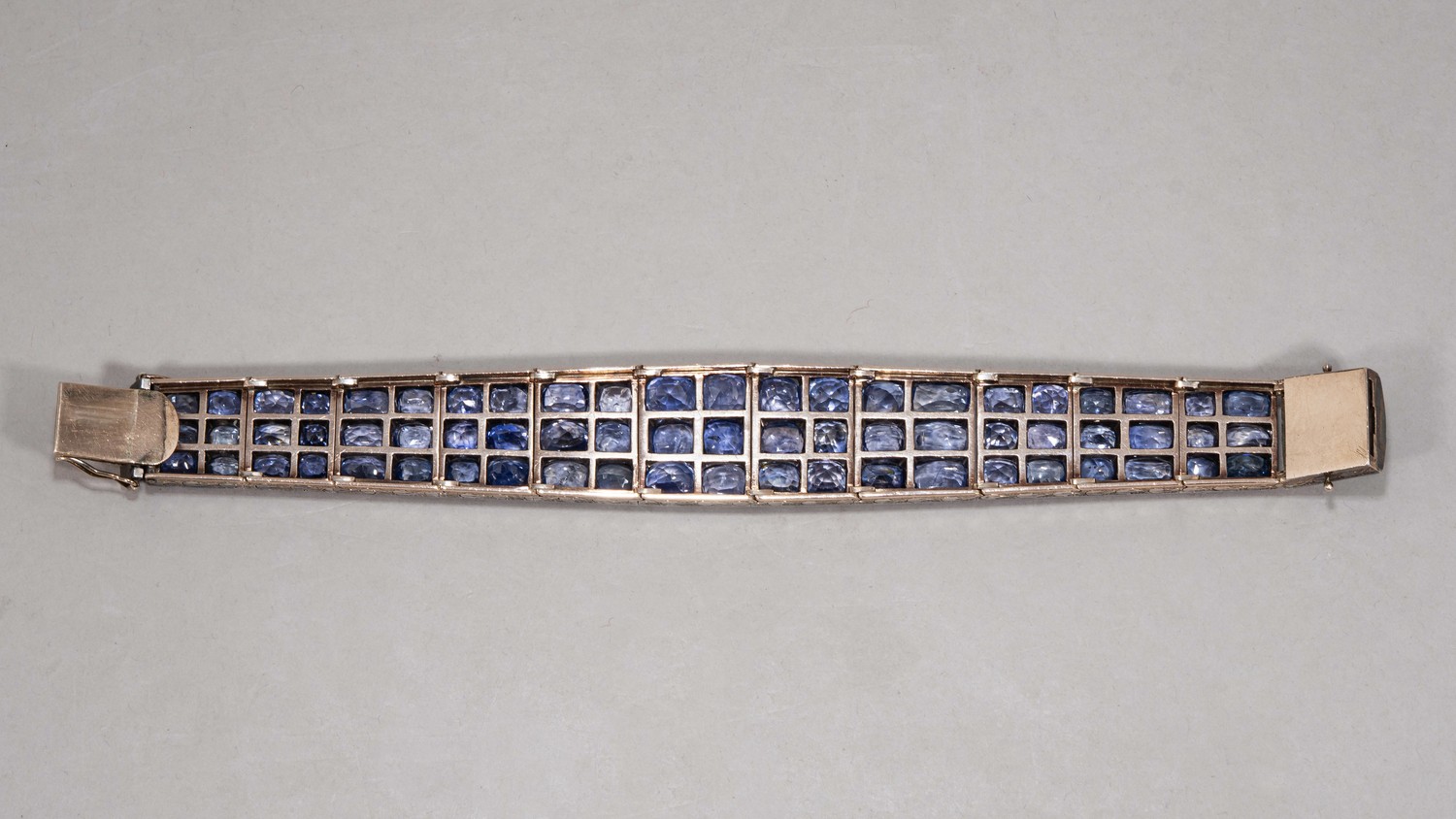 (140 карат сапфиров. С геммологической экспертизой) Браслет с 72-мя сапфирами. В старинном футляре. 
Европа, начало XX века.