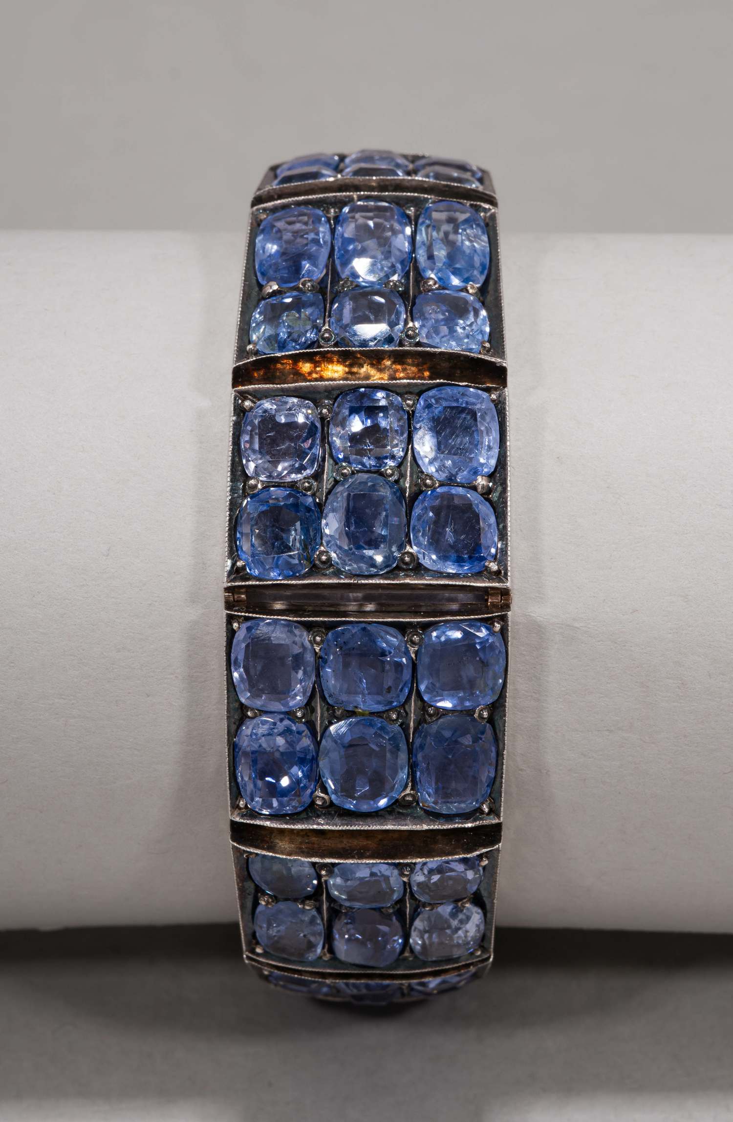 (140 карат сапфиров. С геммологической экспертизой) Браслет с 72-мя сапфирами. В старинном футляре. 
Европа, начало XX века.