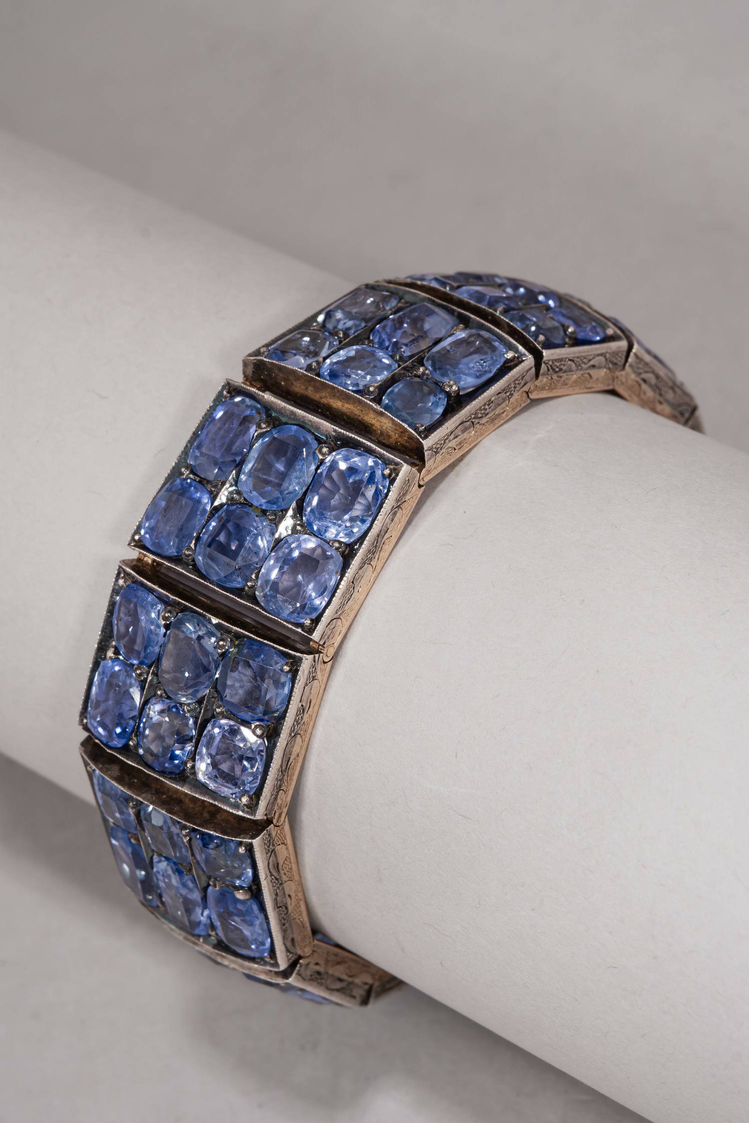 (140 карат сапфиров. С геммологической экспертизой) Браслет с 72-мя сапфирами. В старинном футляре. 
Европа, начало XX века.