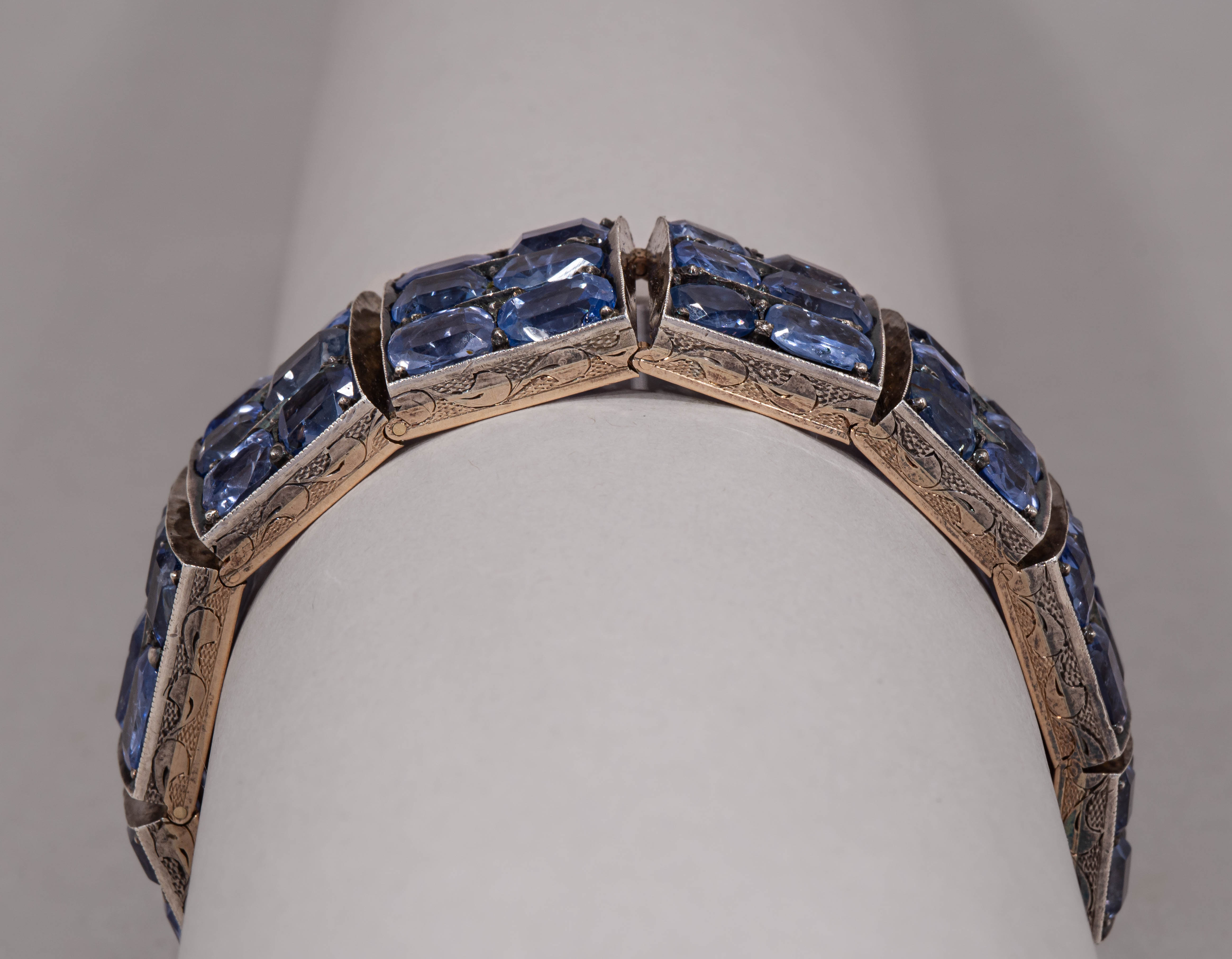 (140 карат сапфиров. С геммологической экспертизой) Браслет с 72-мя сапфирами. В старинном футляре. 
Европа, начало XX века.