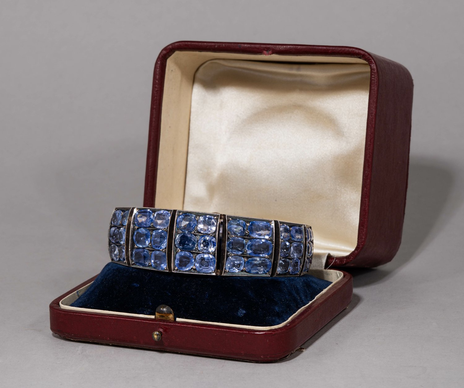 (140 карат сапфиров. С геммологической экспертизой) Браслет с 72-мя сапфирами. В старинном футляре. 
Европа, начало XX века.