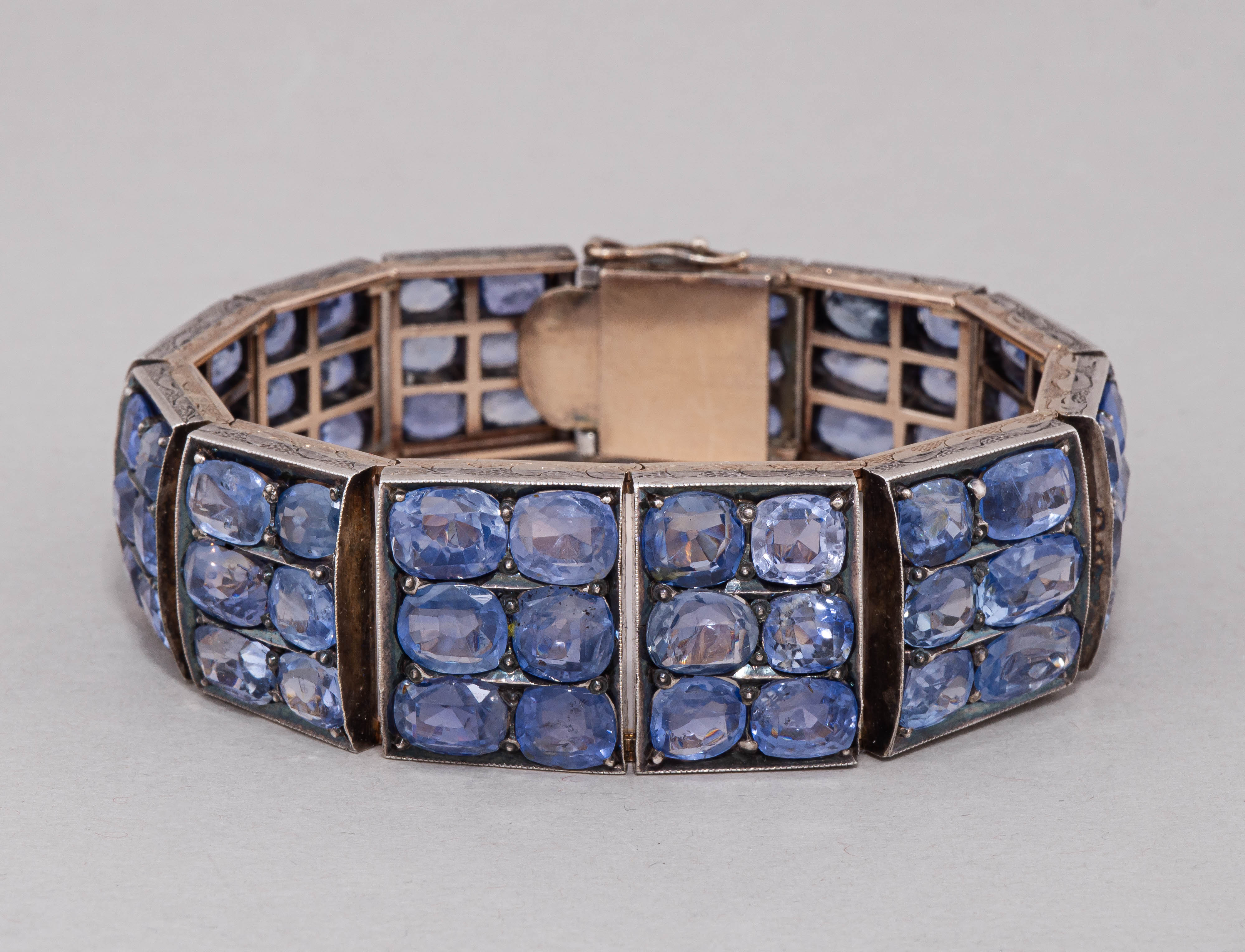 (140 карат сапфиров. С геммологической экспертизой) Браслет с 72-мя сапфирами. В старинном футляре. 
Европа, начало XX века.