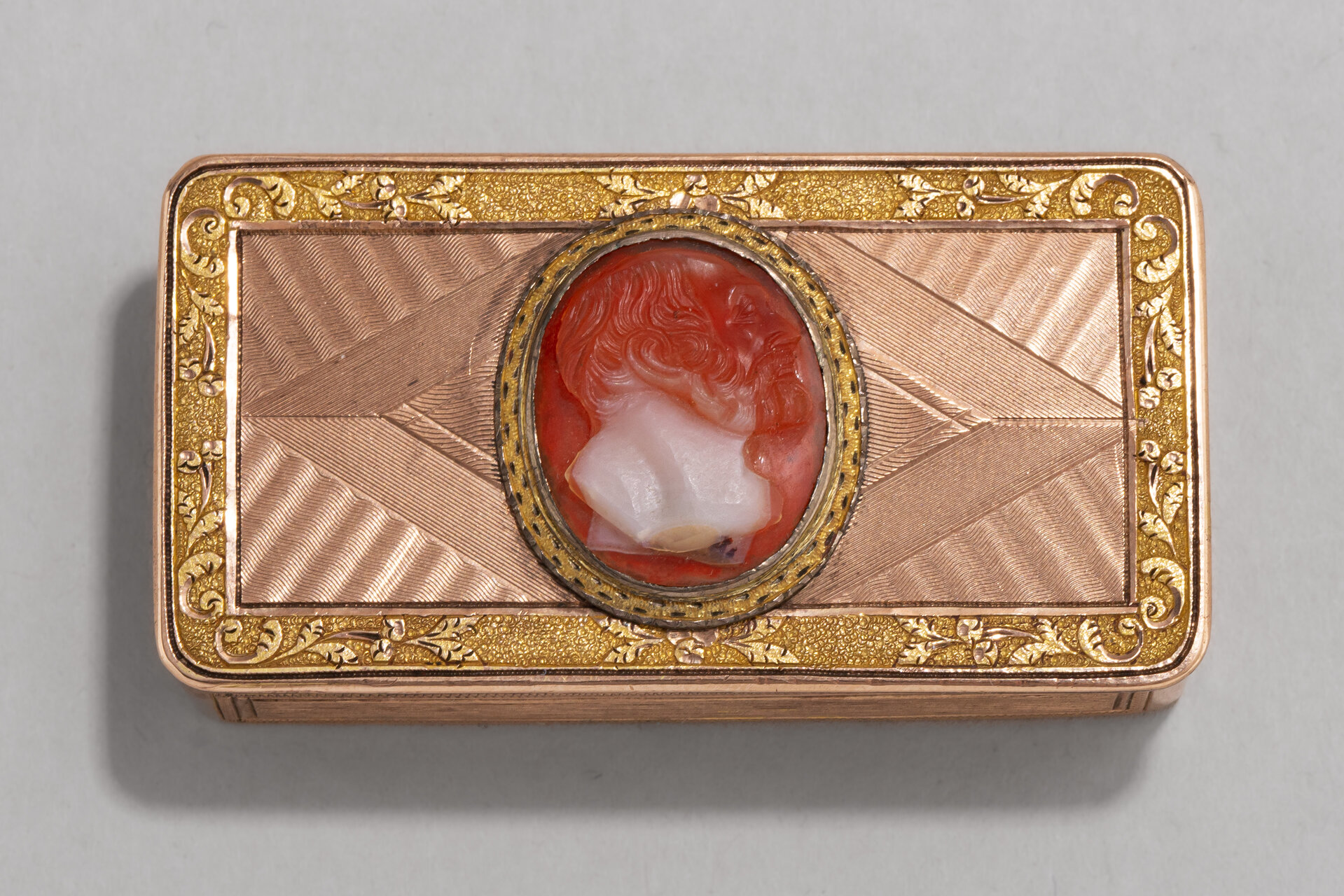 Табакерка золотая с камеей с профилем древнегреческого мыслителя.
Германия, Брауншвейг, 1803.