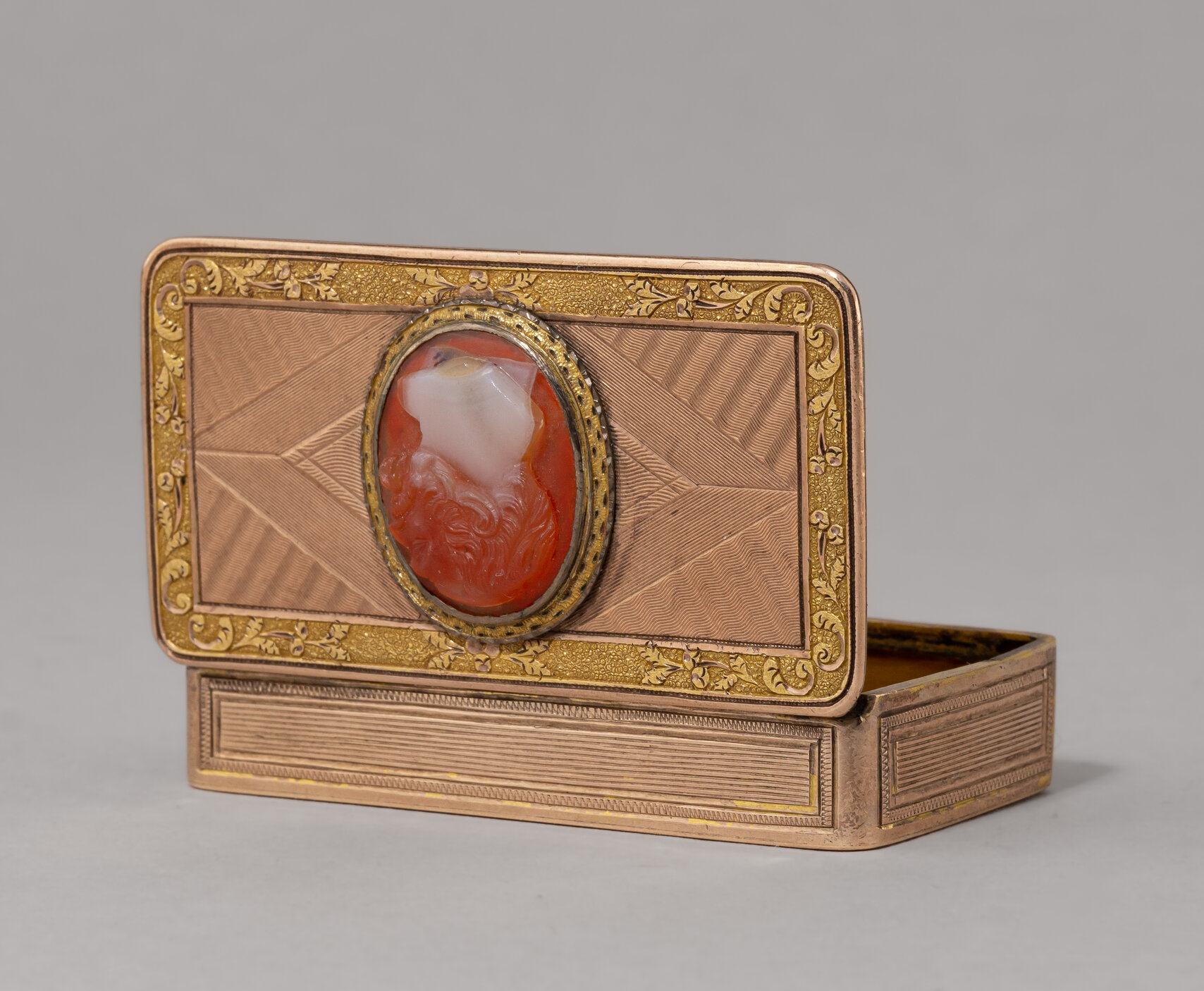 Табакерка золотая с камеей с профилем древнегреческого мыслителя.
Германия, Брауншвейг, 1803.