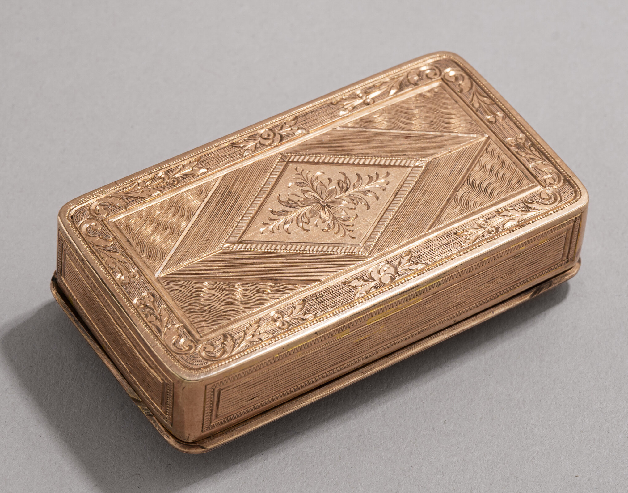 Табакерка золотая с камеей с профилем древнегреческого мыслителя.
Германия, Брауншвейг, 1803.