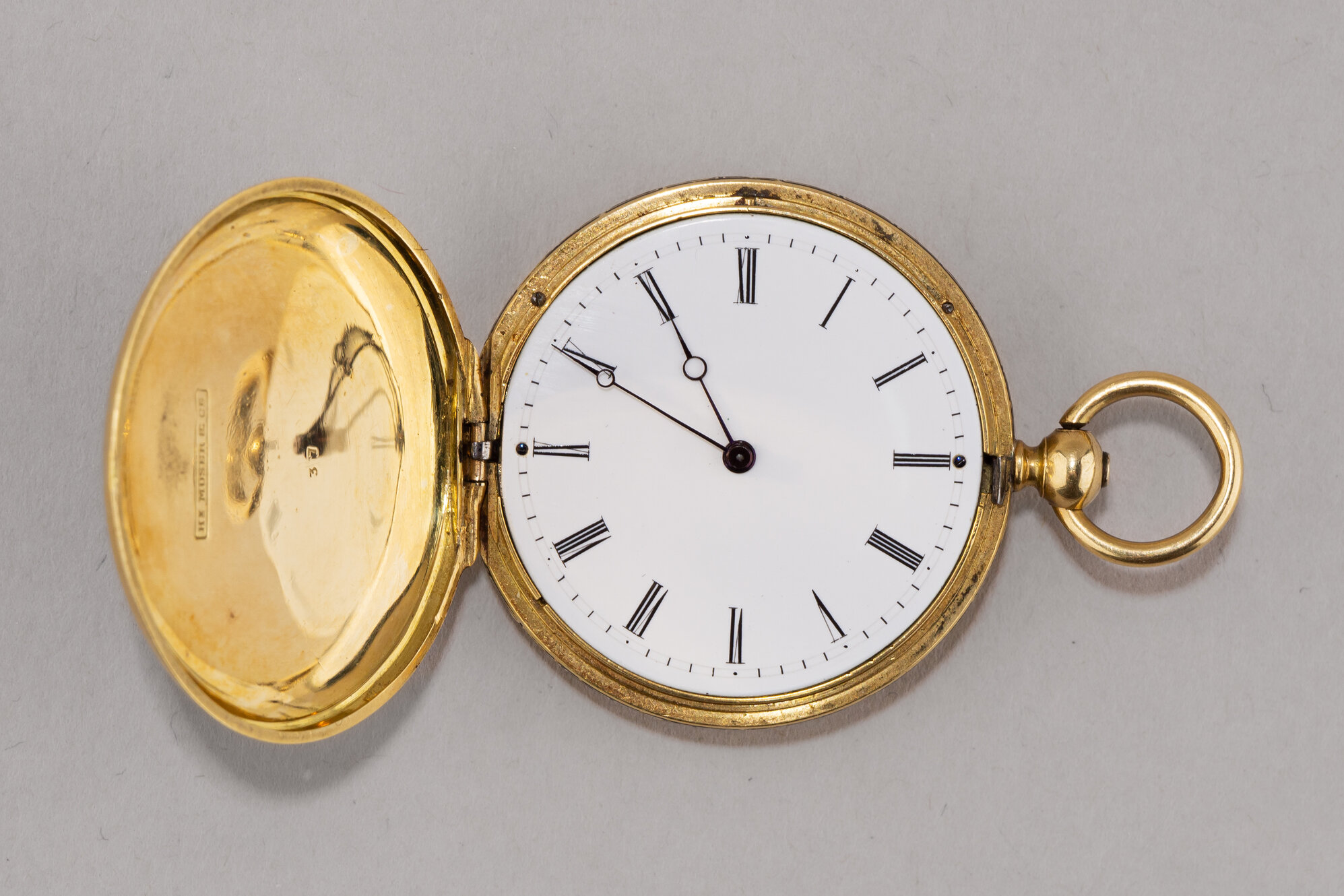 (Мозер) Часы золотые корсетные с эмалью и алмазами.
Швейцария, Генри Мозер и Ко (Hy Moser & Cie), Ж. Ф. Баут (J.F. Boutte), середина XIX века.