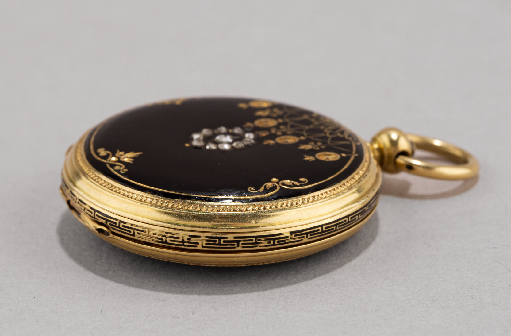 (Мозер) Часы золотые корсетные с эмалью и алмазами.
Швейцария, Генри Мозер и Ко (Hy Moser & Cie), Ж. Ф. Баут (J.F. Boutte), середина XIX века.