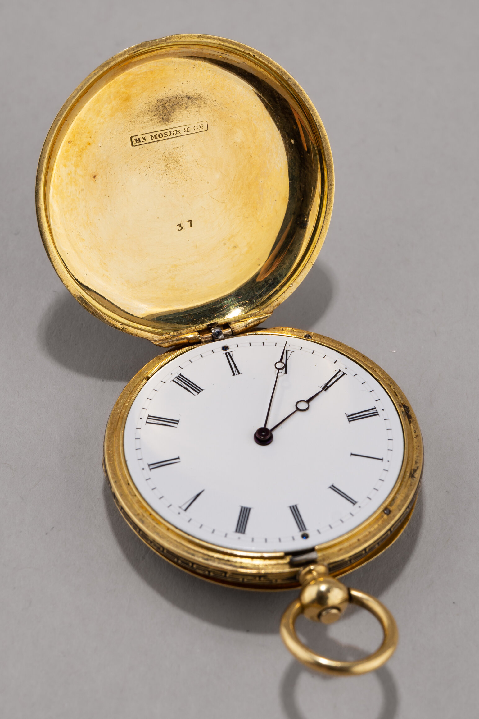 (Мозер) Часы золотые корсетные с эмалью и алмазами.
Швейцария, Генри Мозер и Ко (Hy Moser & Cie), Ж. Ф. Баут (J.F. Boutte), середина XIX века.