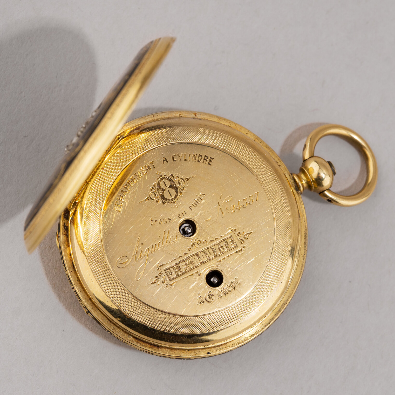 (Мозер) Часы золотые корсетные с эмалью и алмазами.
Швейцария, Генри Мозер и Ко (Hy Moser & Cie), Ж. Ф. Баут (J.F. Boutte), середина XIX века.