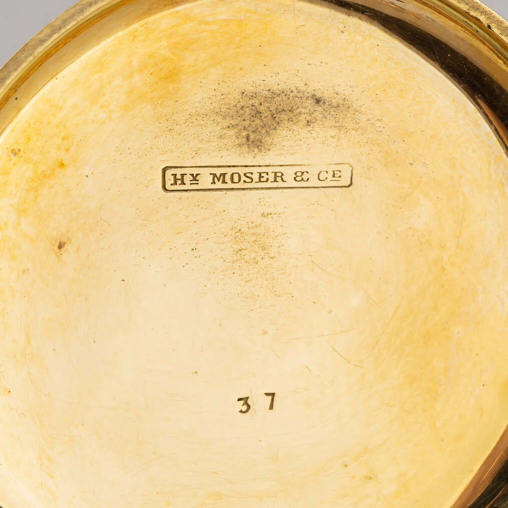 (Мозер) Часы золотые корсетные с эмалью и алмазами.
Швейцария, Генри Мозер и Ко (Hy Moser & Cie), Ж. Ф. Баут (J.F. Boutte), середина XIX века.