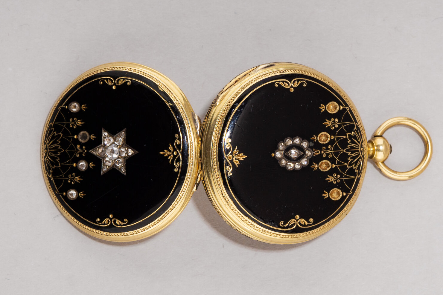 (Мозер) Часы золотые корсетные с эмалью и алмазами.
Швейцария, Генри Мозер и Ко (Hy Moser & Cie), Ж. Ф. Баут (J.F. Boutte), середина XIX века.