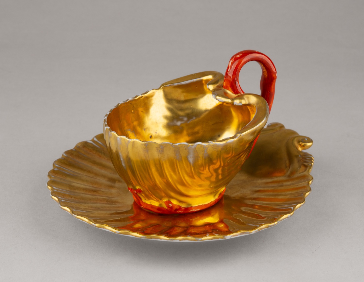 (Попов) Чайная пара в виде раковин. Россия, завод А.Г. Попова, конец 1830-х-1850-е годы.