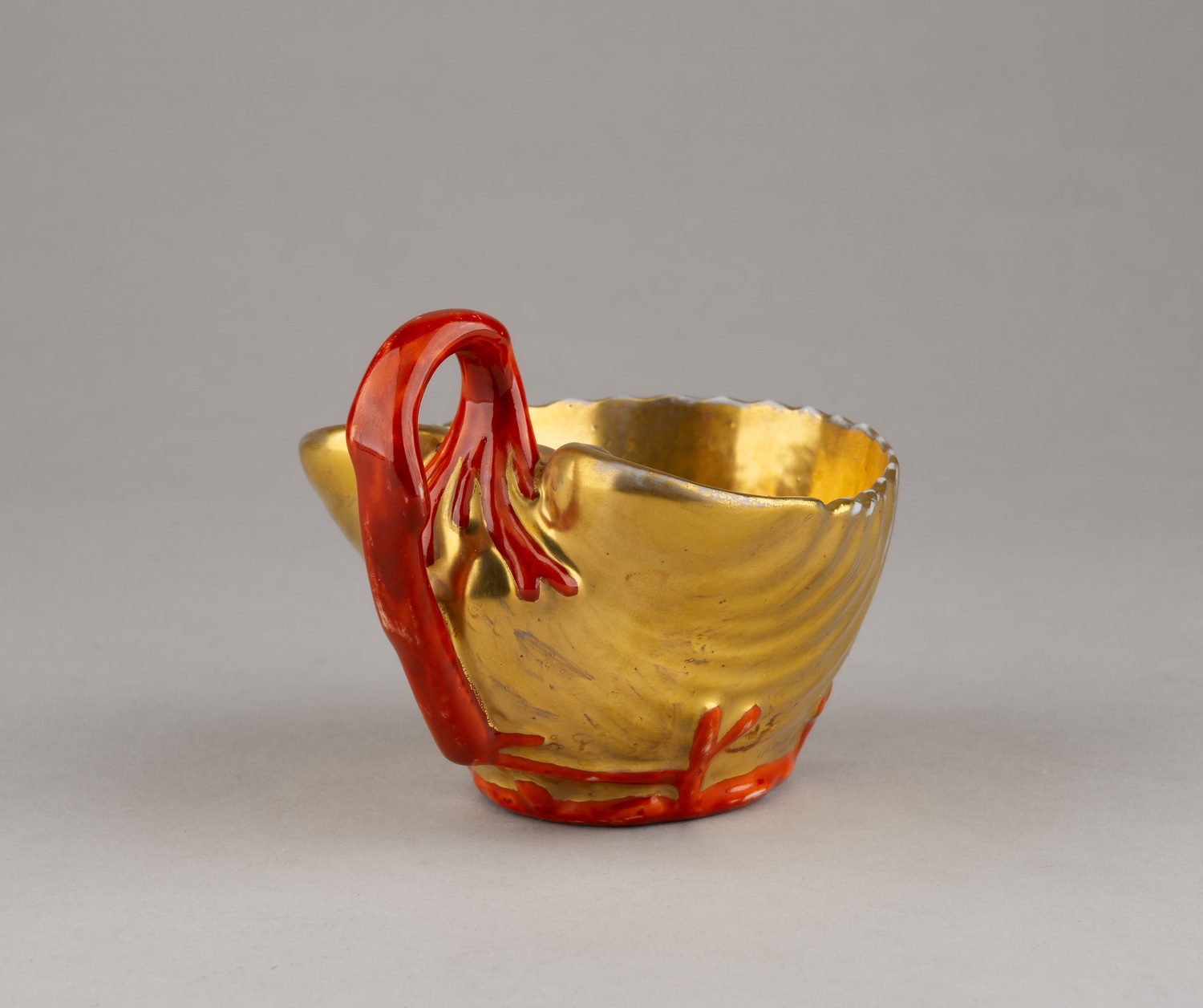 (Попов) Чайная пара в виде раковин. Россия, завод А.Г. Попова, конец 1830-х-1850-е годы.