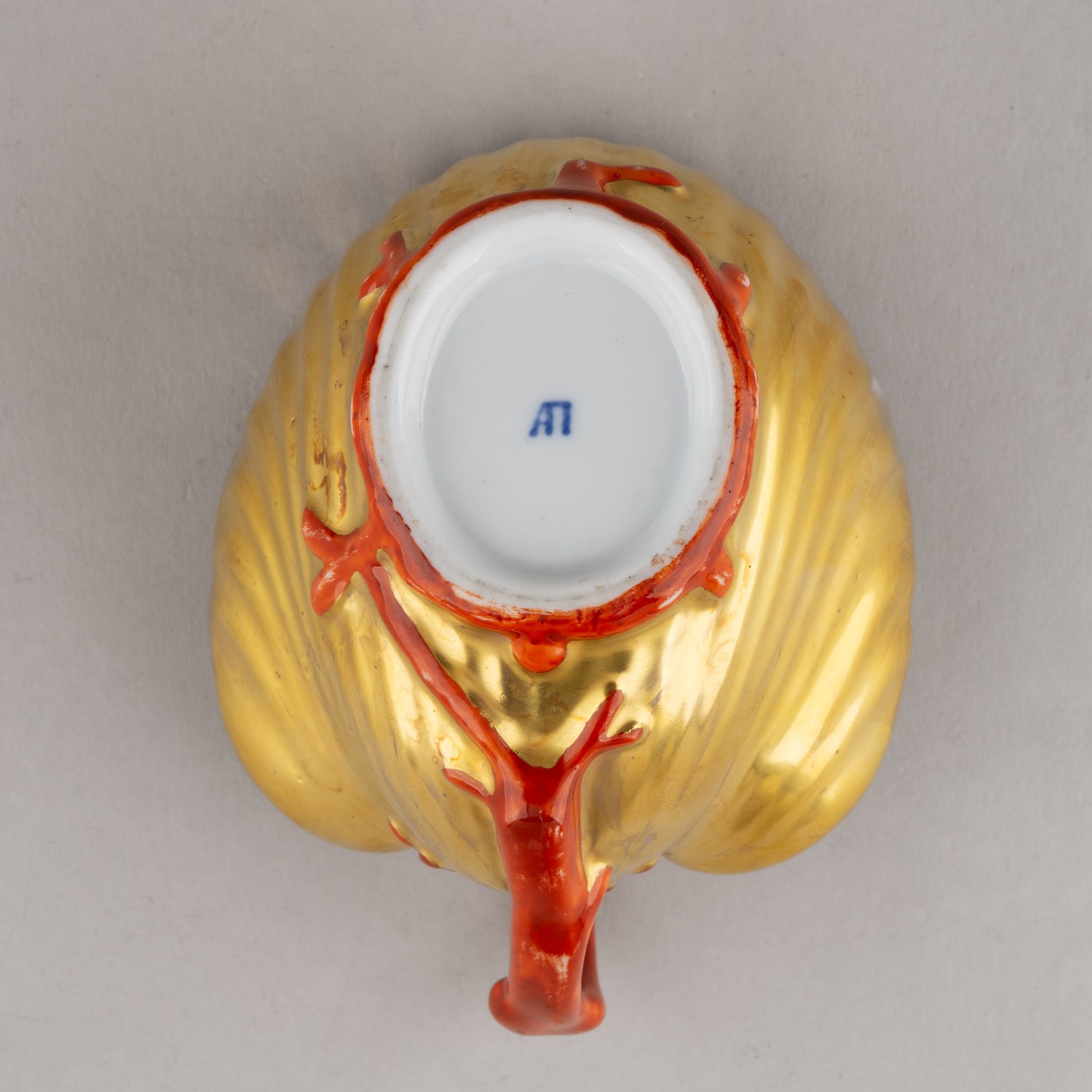 (Попов) Чайная пара в виде раковин. Россия, завод А.Г. Попова, конец 1830-х-1850-е годы.