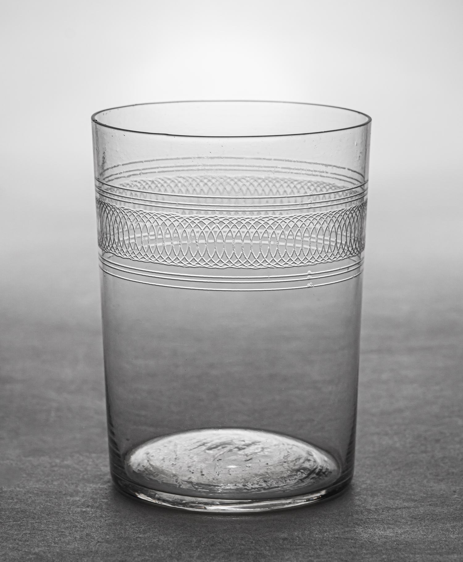 Стакан прозрачного стекла, декорированный узором в виде пружинок. Россия, Мальцовский стекольный завод, Гусь-Хрустальный, начало XX века.