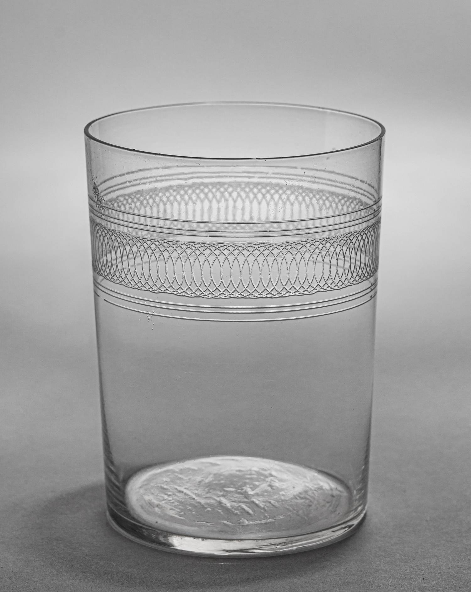 Стакан прозрачного стекла, декорированный узором в виде пружинок. Россия, Мальцовский стекольный завод, Гусь-Хрустальный, начало XX века.