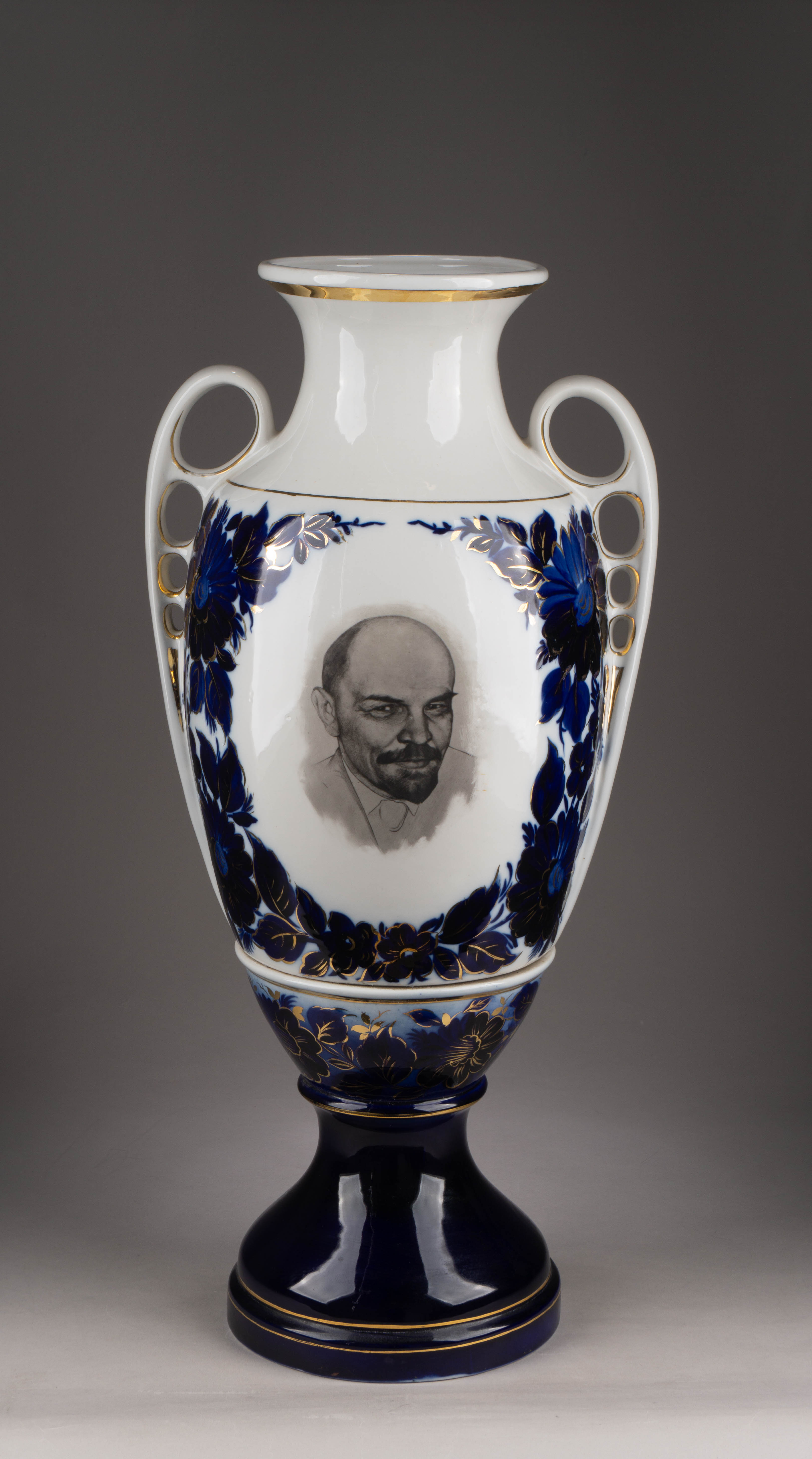 (Единичный экземпляр директору завода) Ваза к юбилею директора Полонского завода завода художественной керамики П.Н. Юрчука.
 СССР, Полонский завод художественной керамики, 1966 г.