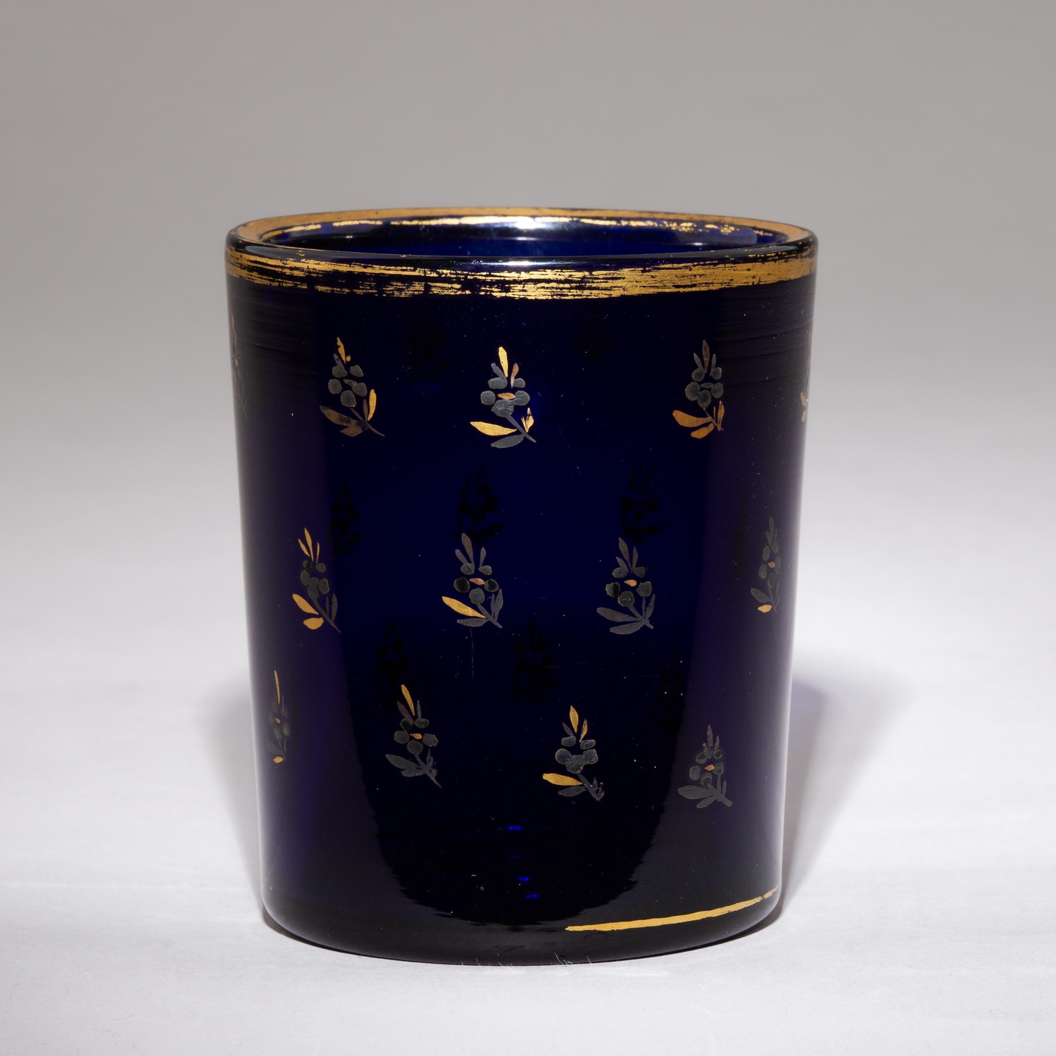 Стакан кобальтового стекла с флоральным узором.
Россия, 1840-е гг.