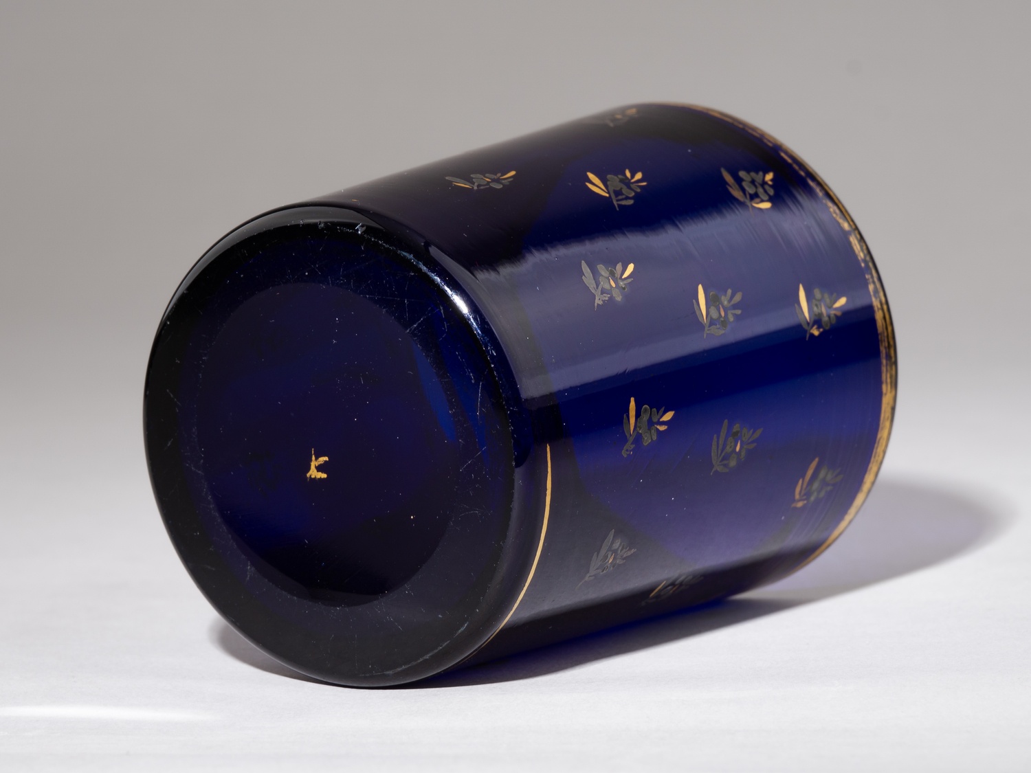 Стакан кобальтового стекла с флоральным узором.
Россия, 1840-е гг.