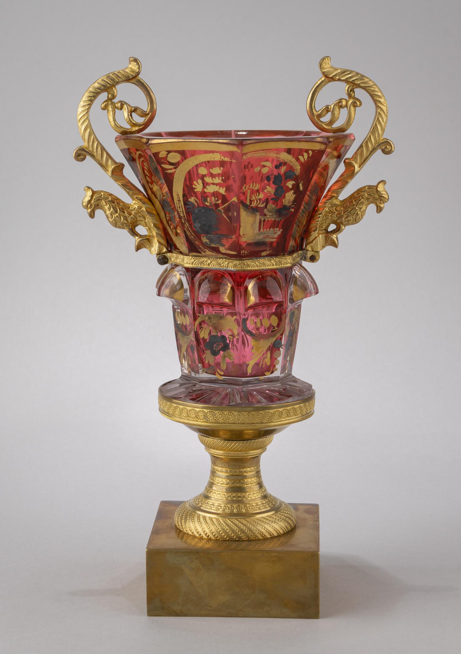 (С экспертизой. ИСЗ) Ваза стекла «золотой рубин» в бронзовой оправе. Россия, Императорский стеклянный завод, 1820-1830-е годы.