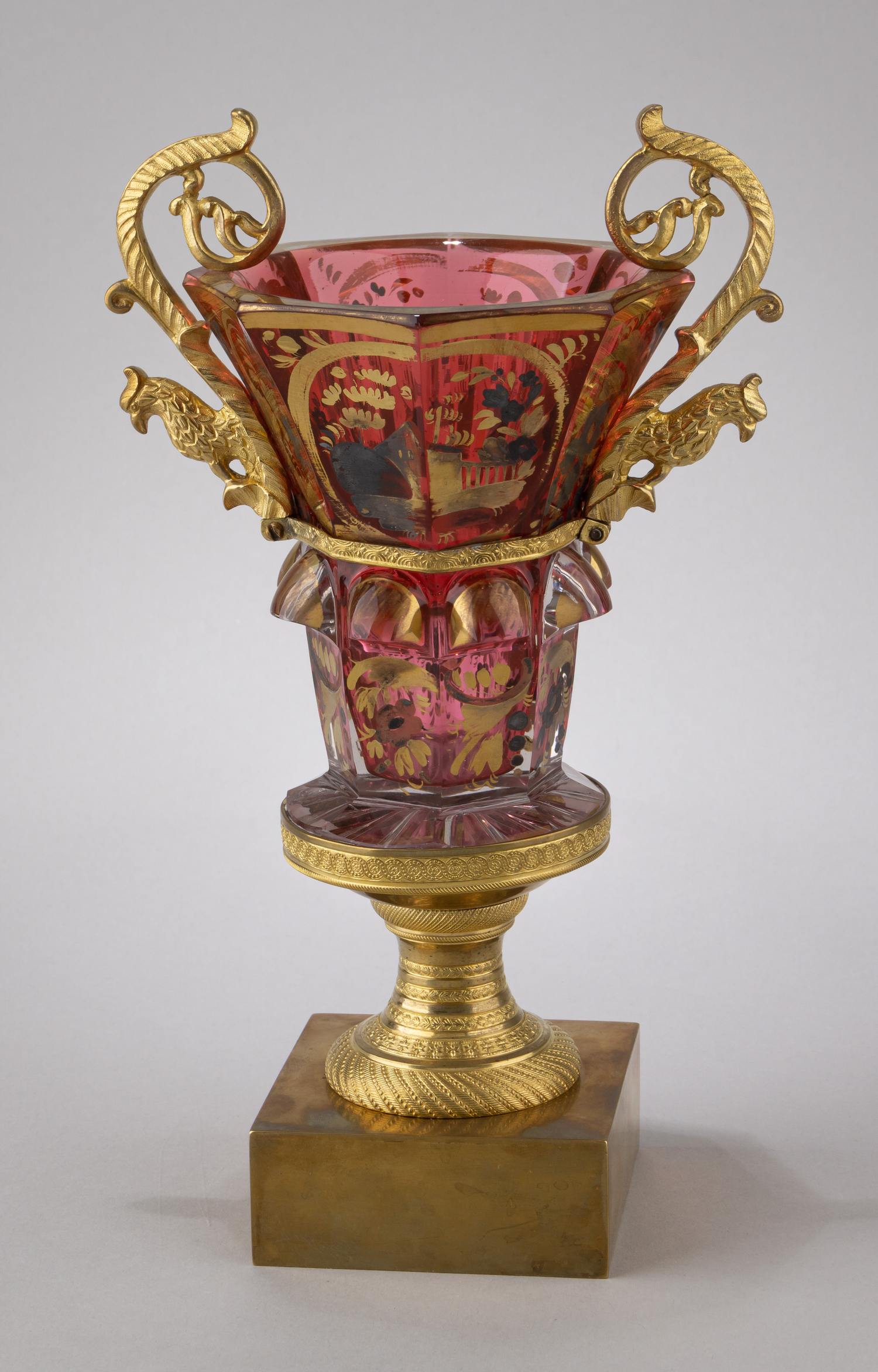 (С экспертизой. ИСЗ) Ваза стекла «золотой рубин» в бронзовой оправе. Россия, Императорский стеклянный завод, 1820-1830-е годы.