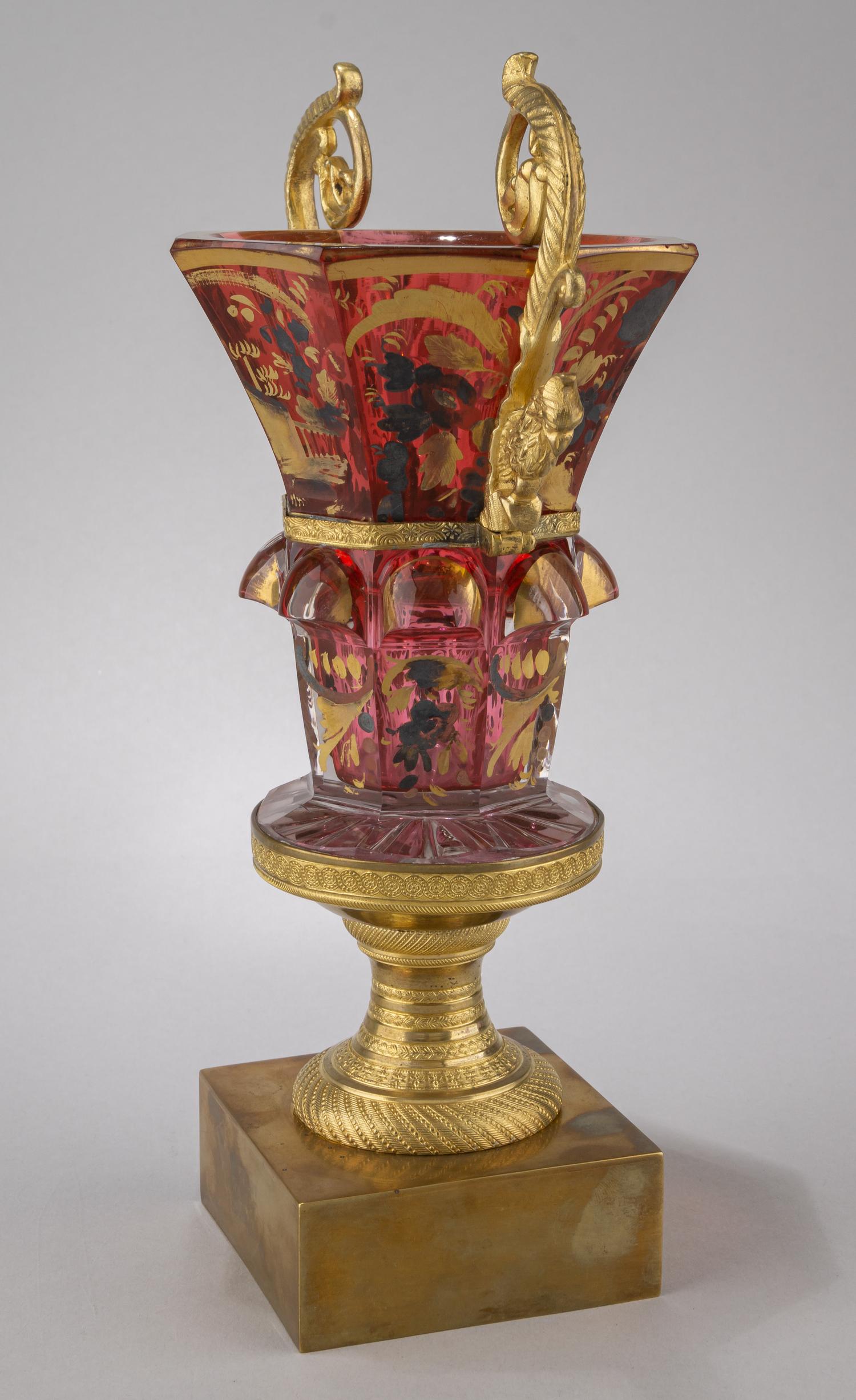 (С экспертизой. ИСЗ) Ваза стекла «золотой рубин» в бронзовой оправе. Россия, Императорский стеклянный завод, 1820-1830-е годы.