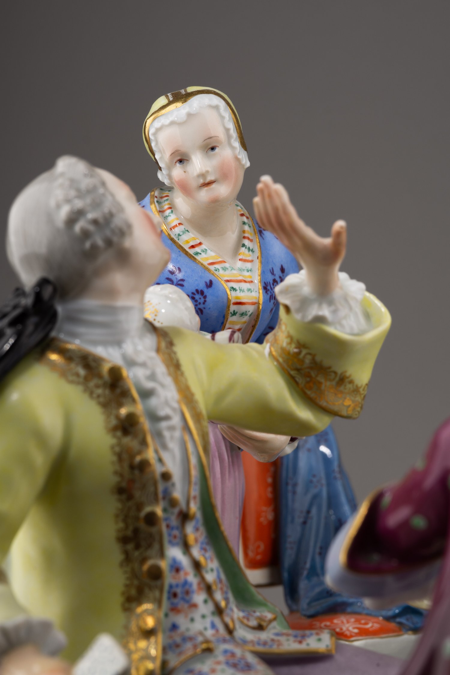 (Мейсен) Скульптурная группа «Сюрприз». Германия, Мейсенская фарфоровая мануфактура, автор модели Иоганн Иоахим Кендлер (модель 1748), ХVIII-ХIХ век.