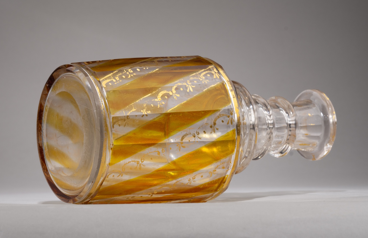 (ИСЗ) Графин с росписью золотом и серебряной протравой. Россия, Императорский стеклянный завод, середина XIX века.