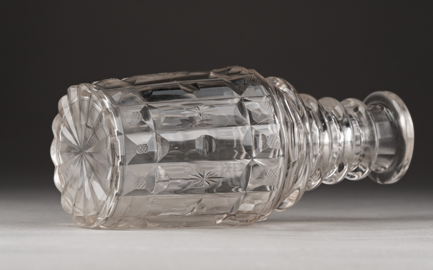 (ИСЗ) Флакон из Бахметевского сервиза. 
Россия, Императорский стеклянный завод, по рисункам А. Бармина, 1820-1890-е годы.