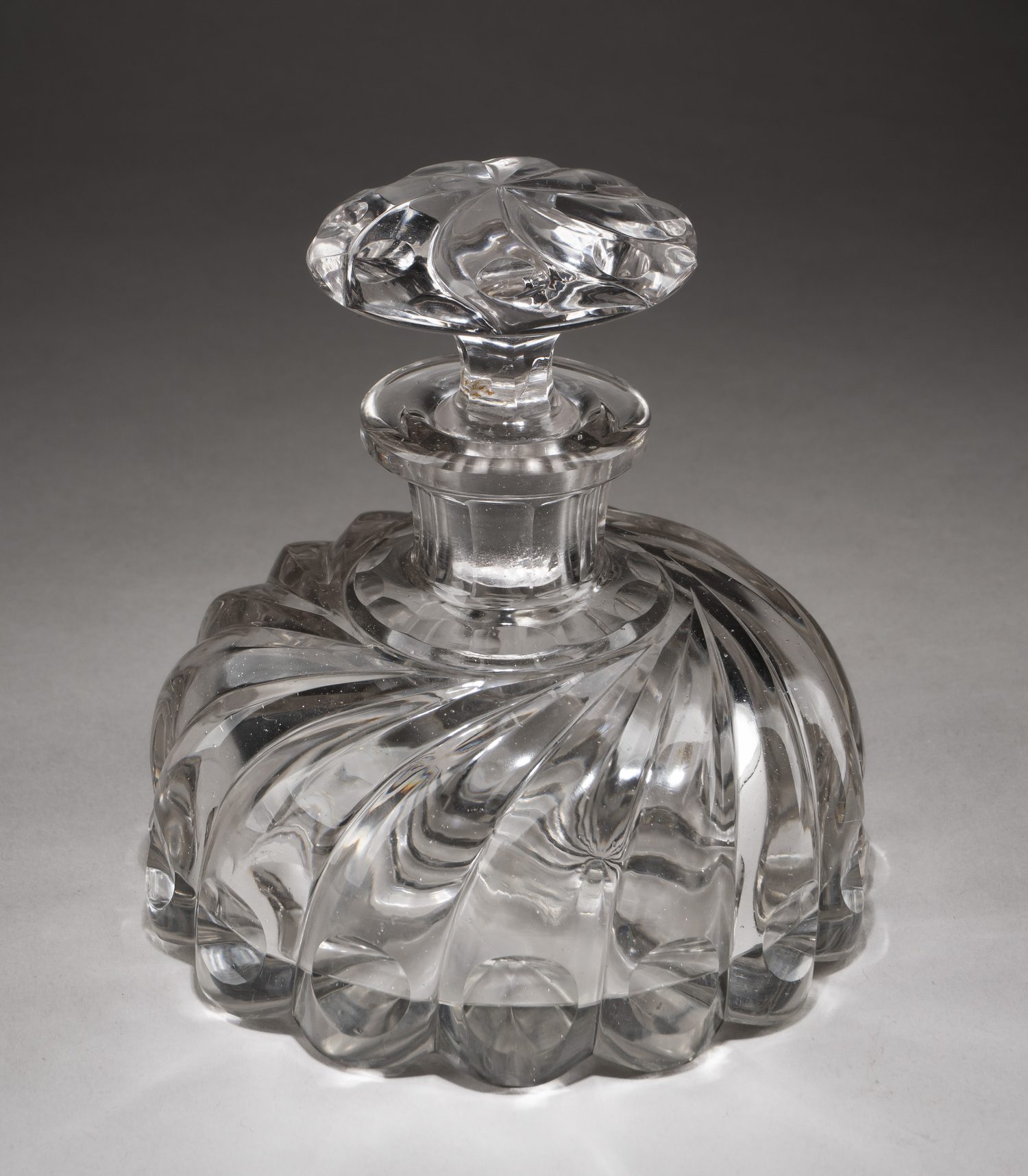 Флакон с оптической шлифовкой и линзами. 
Россия, середина XIX века.