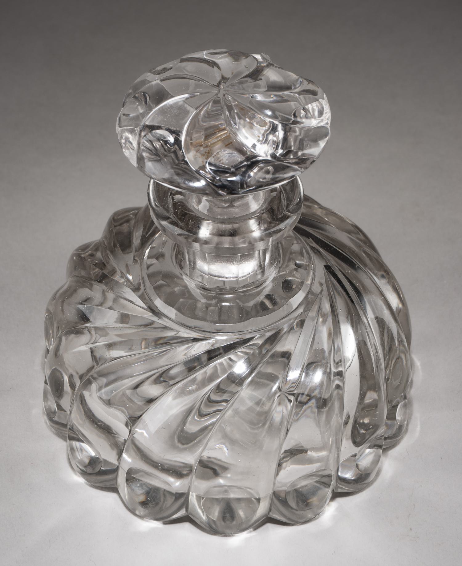 Флакон с оптической шлифовкой и линзами. 
Россия, середина XIX века.