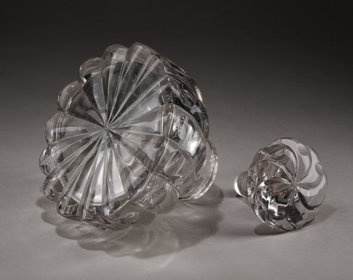 Флакон с оптической шлифовкой и линзами. 
Россия, середина XIX века.