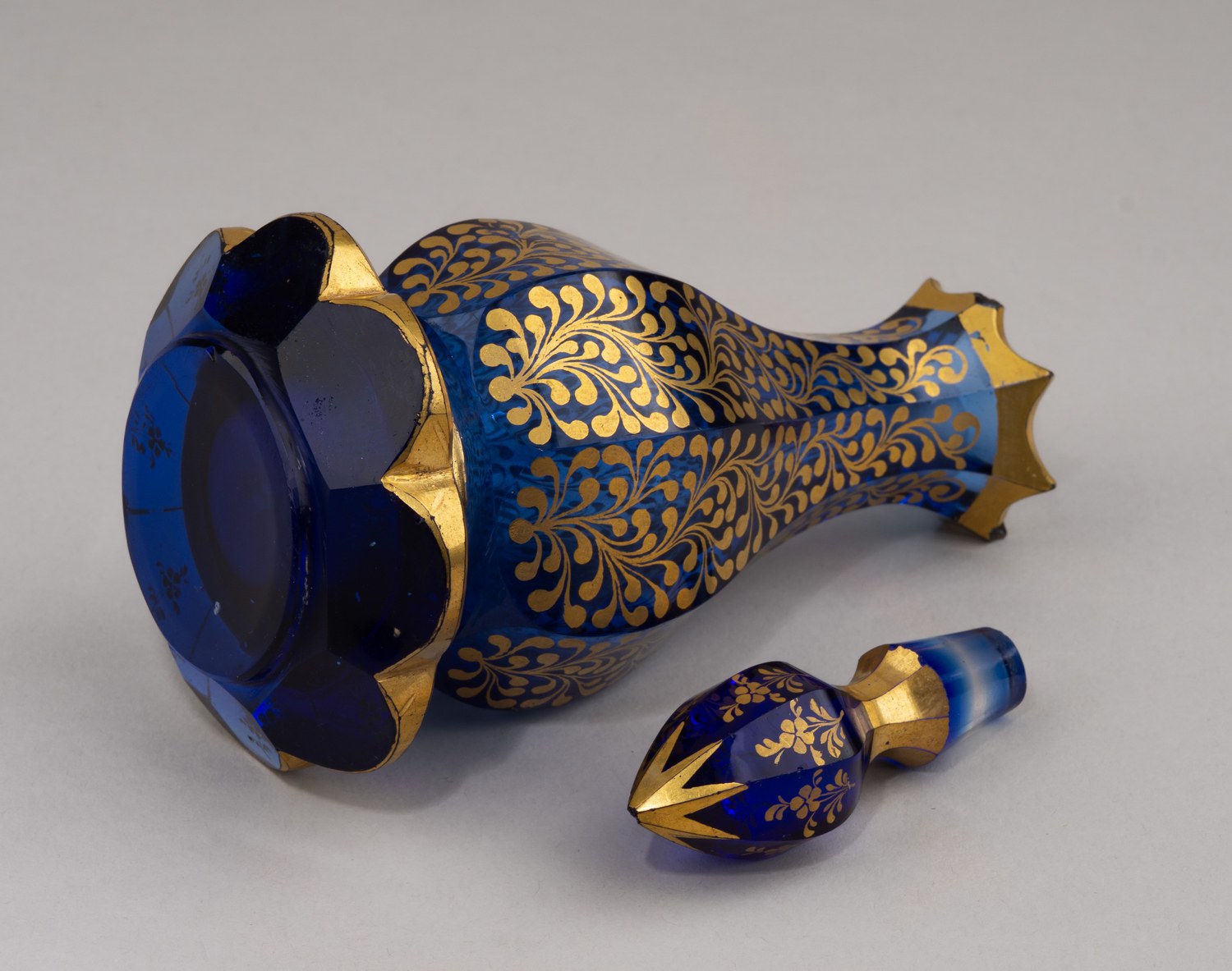 Флакон кобальтового стекла.
Россия, Императорский стеклянный завод (?), вторая четверть XIX века.