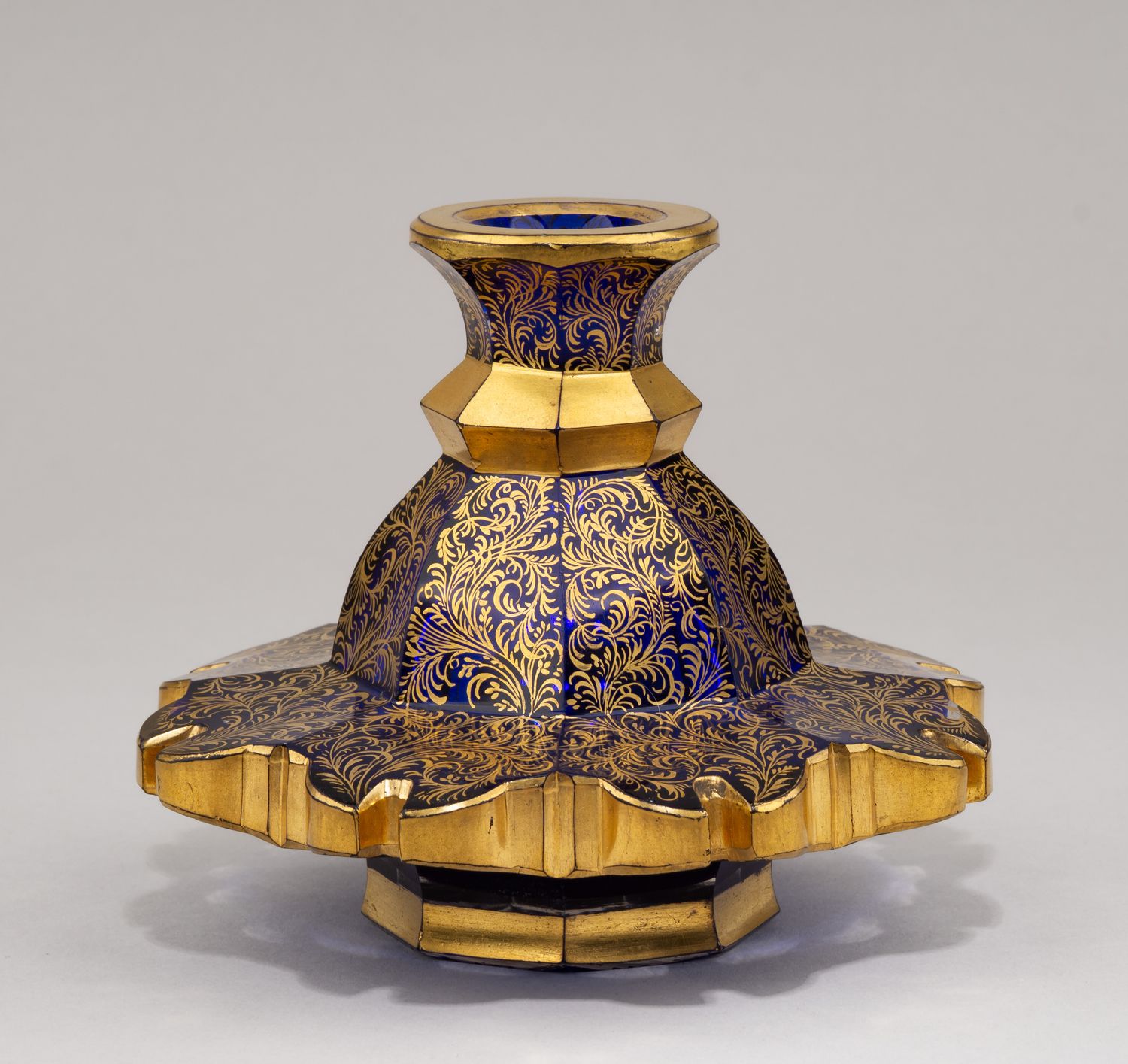 Флакон кобальтового стекла с росписью золотом. 
Россия, 3-я четверть XIX века.
