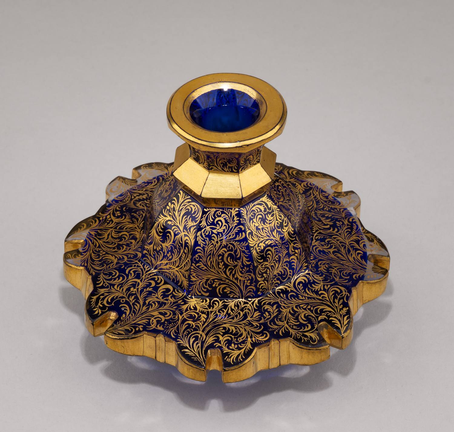 Флакон кобальтового стекла с росписью золотом. 
Россия, 3-я четверть XIX века.