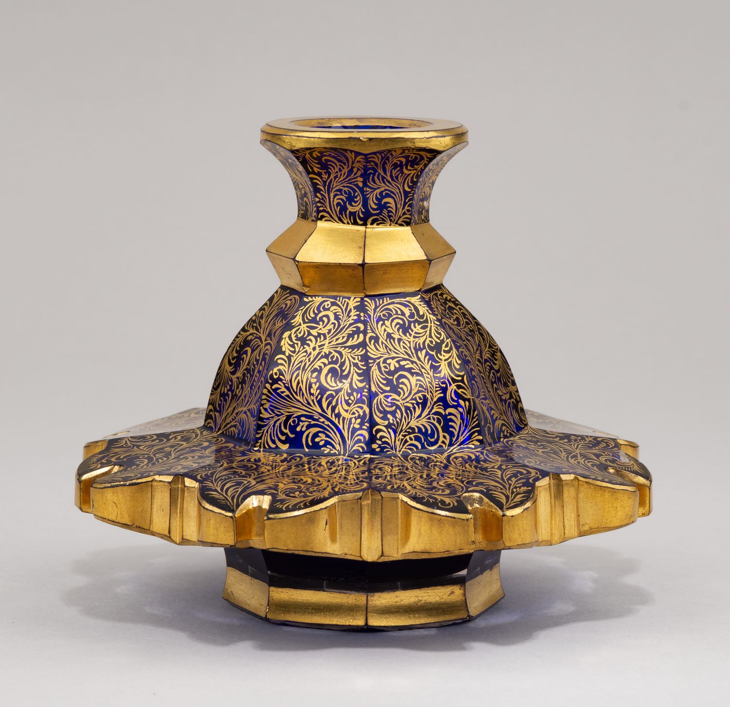 Флакон кобальтового стекла с росписью золотом. 
Россия, 3-я четверть XIX века.