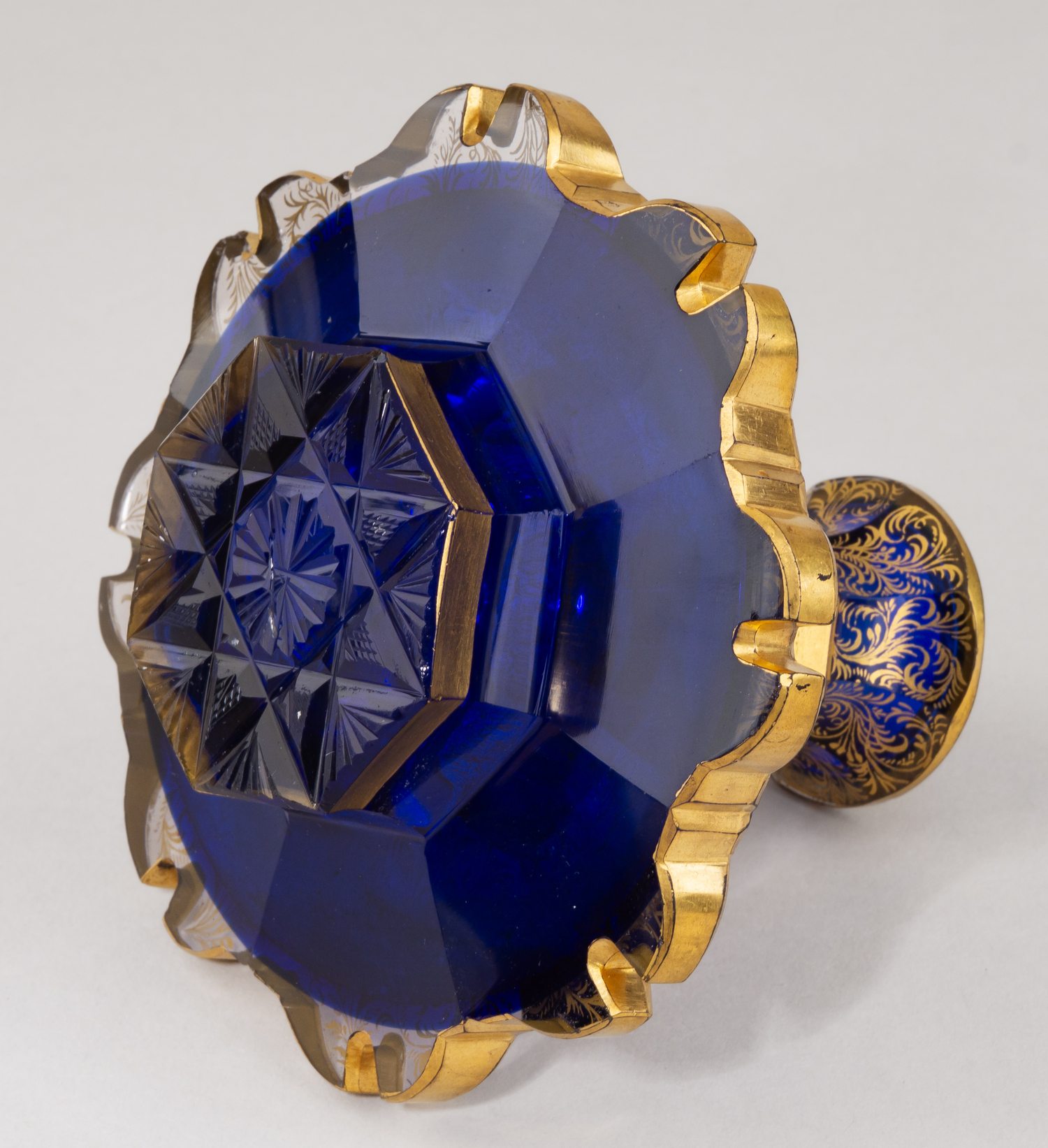 Флакон кобальтового стекла с росписью золотом. 
Россия, 3-я четверть XIX века.