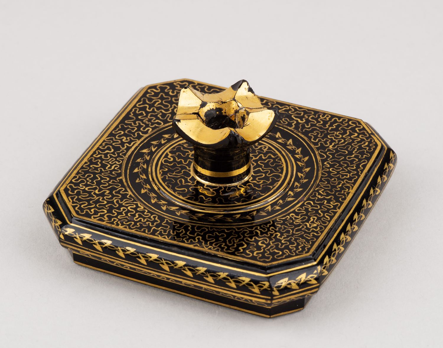 Флакон гиалитового стекла с росписью золотом. 
Россия, Императорский стеклянный завод, середина XIX века.