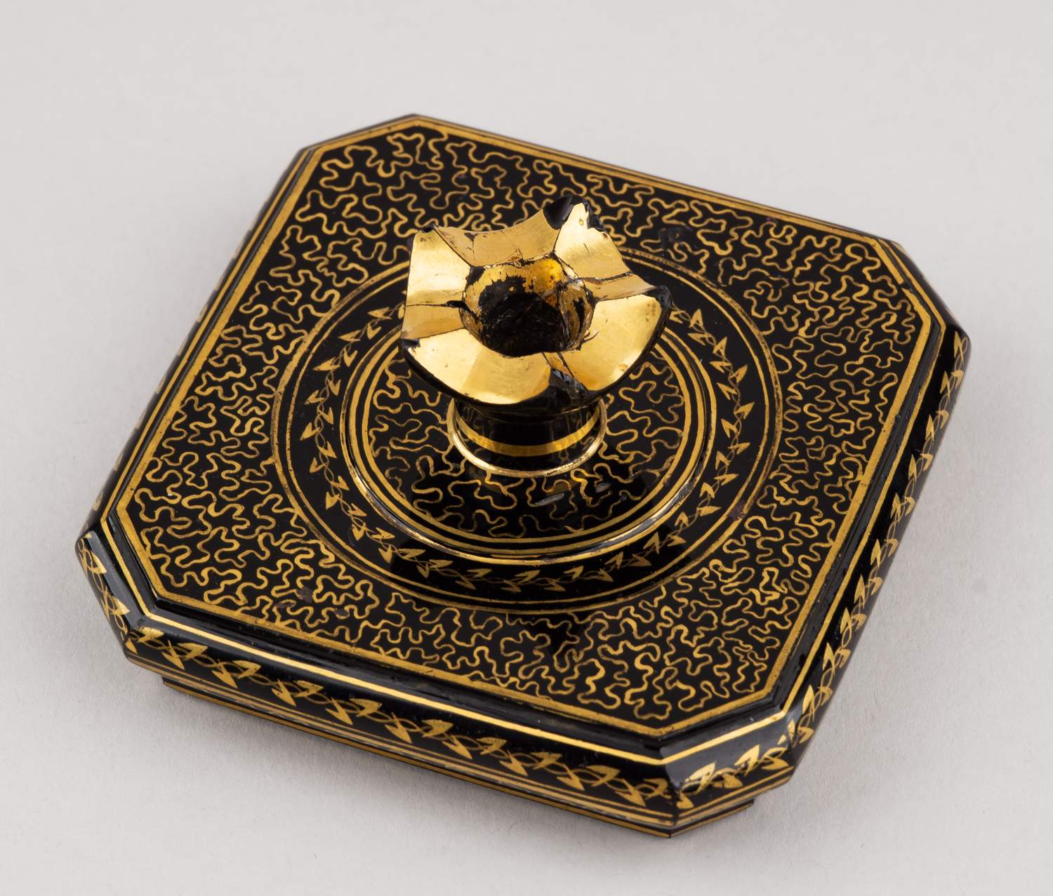 Флакон гиалитового стекла с росписью золотом. 
Россия, Императорский стеклянный завод, середина XIX века.