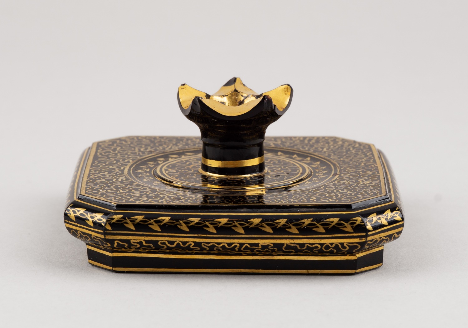 Флакон гиалитового стекла с росписью золотом. 
Россия, Императорский стеклянный завод, середина XIX века.