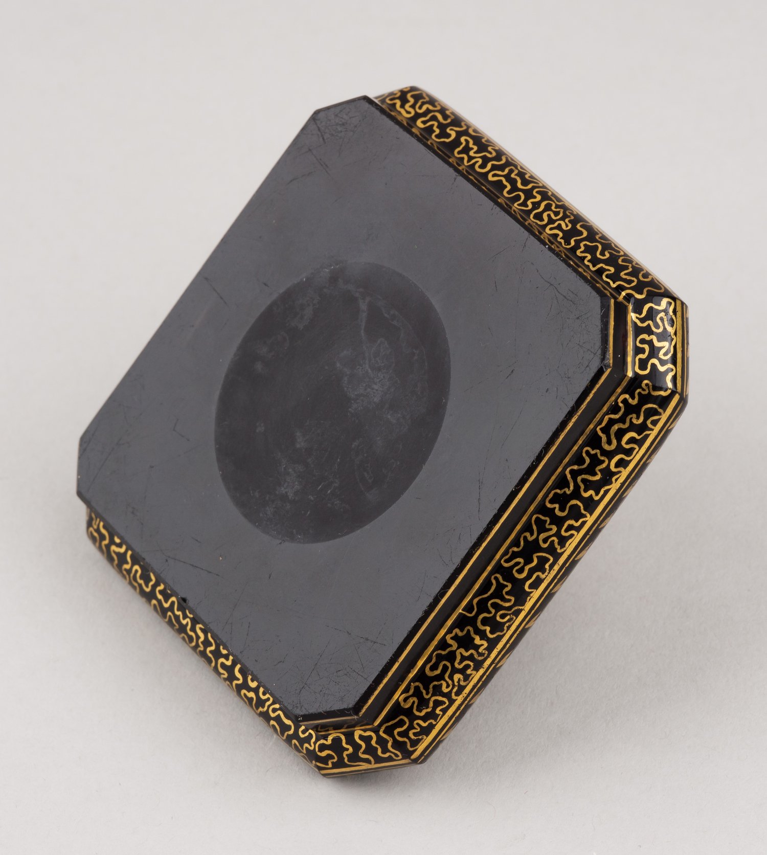 Флакон гиалитового стекла с росписью золотом. 
Россия, Императорский стеклянный завод, середина XIX века.