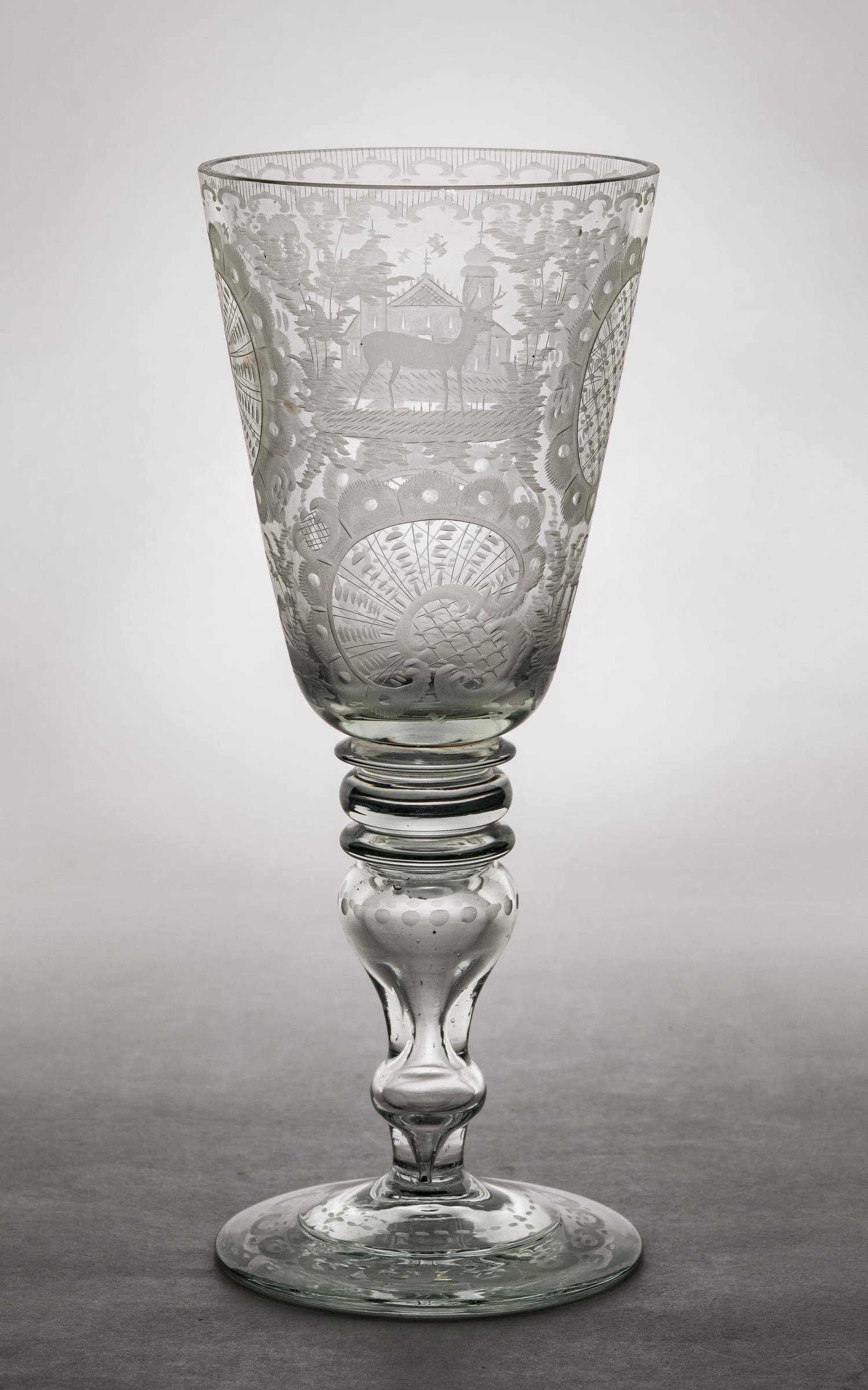 Кубок с изображением замка и оленя. 
 XVIII век.