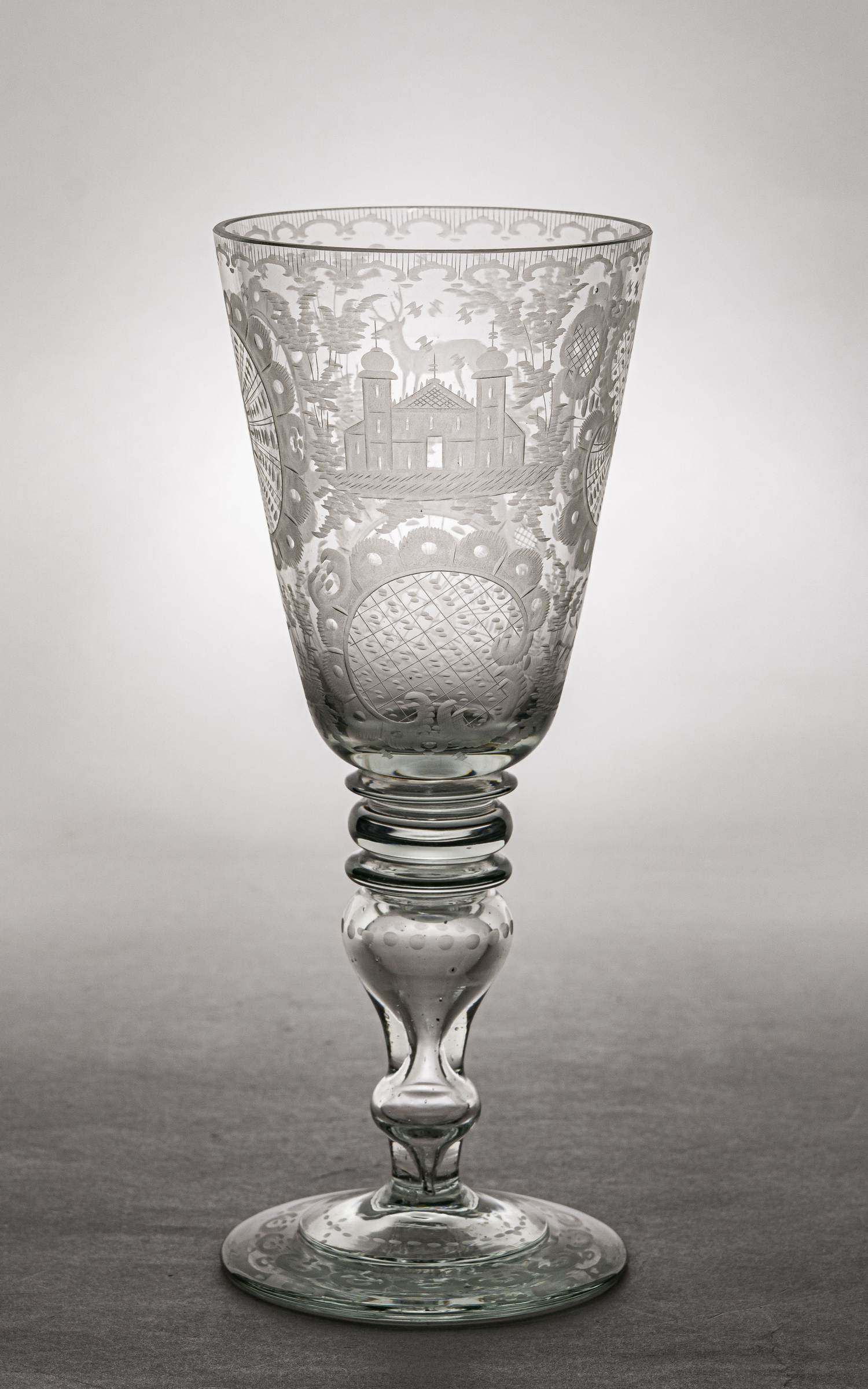 Кубок с изображением замка и оленя. 
 XVIII век.