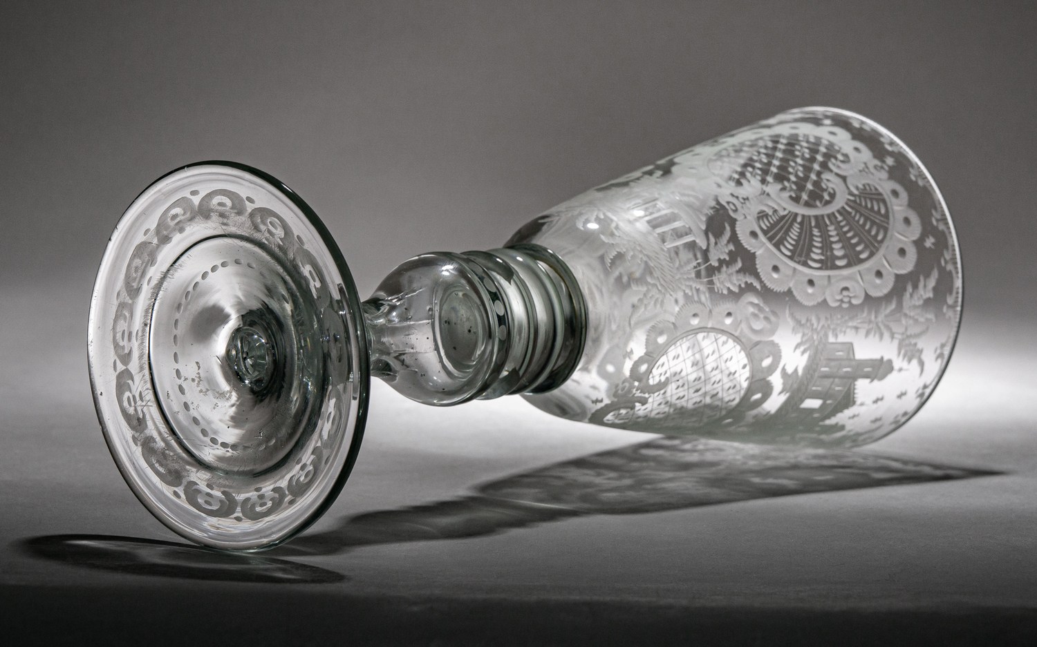 Кубок с изображением замка и оленя. 
 XVIII век.