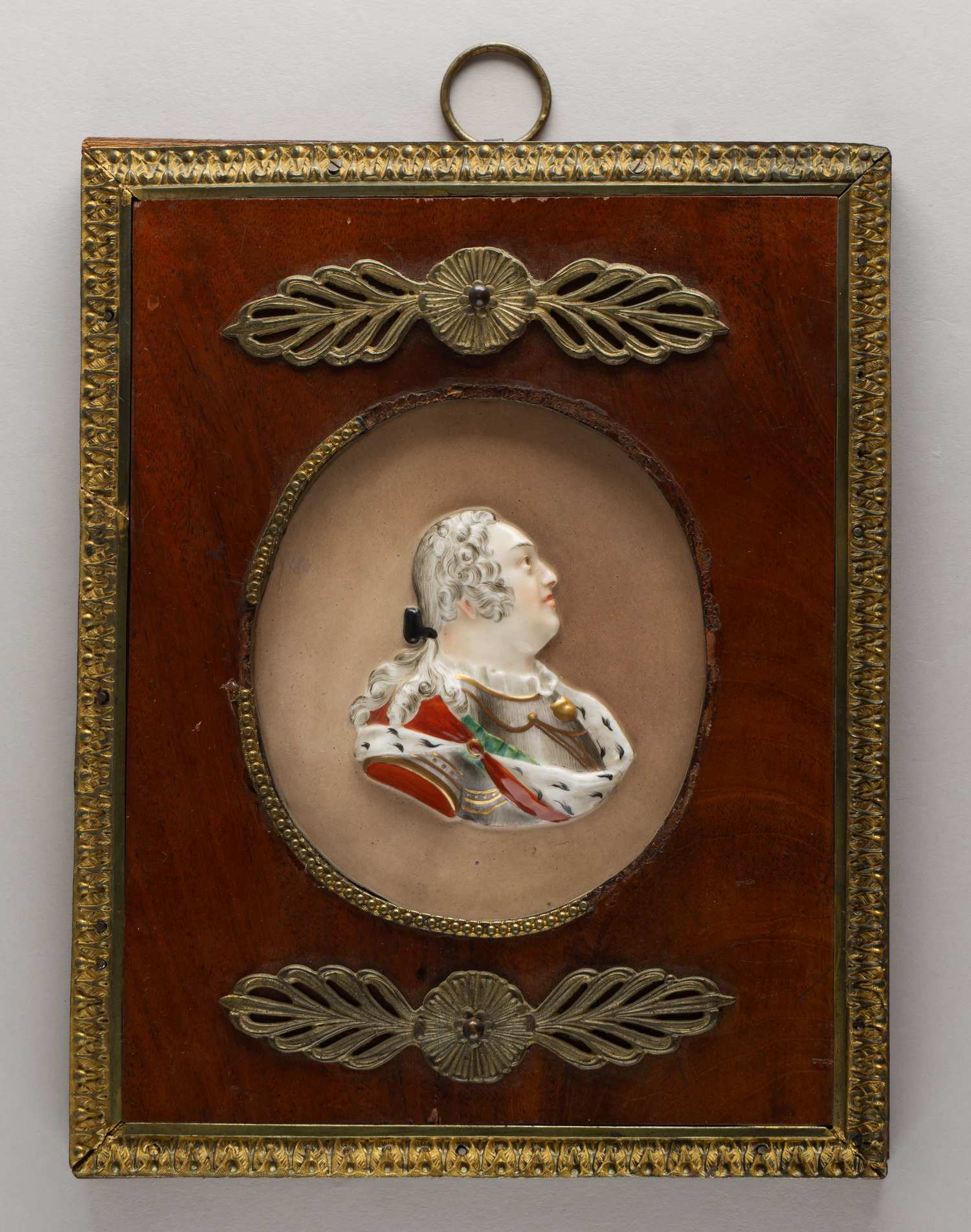 Фарфоровый барельеф с парадным портретом  Августа III в горностаевой мантии. Германия, XIX век.