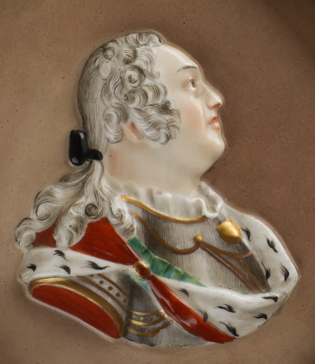 Фарфоровый барельеф с парадным портретом  Августа III в горностаевой мантии. Германия, XIX век.