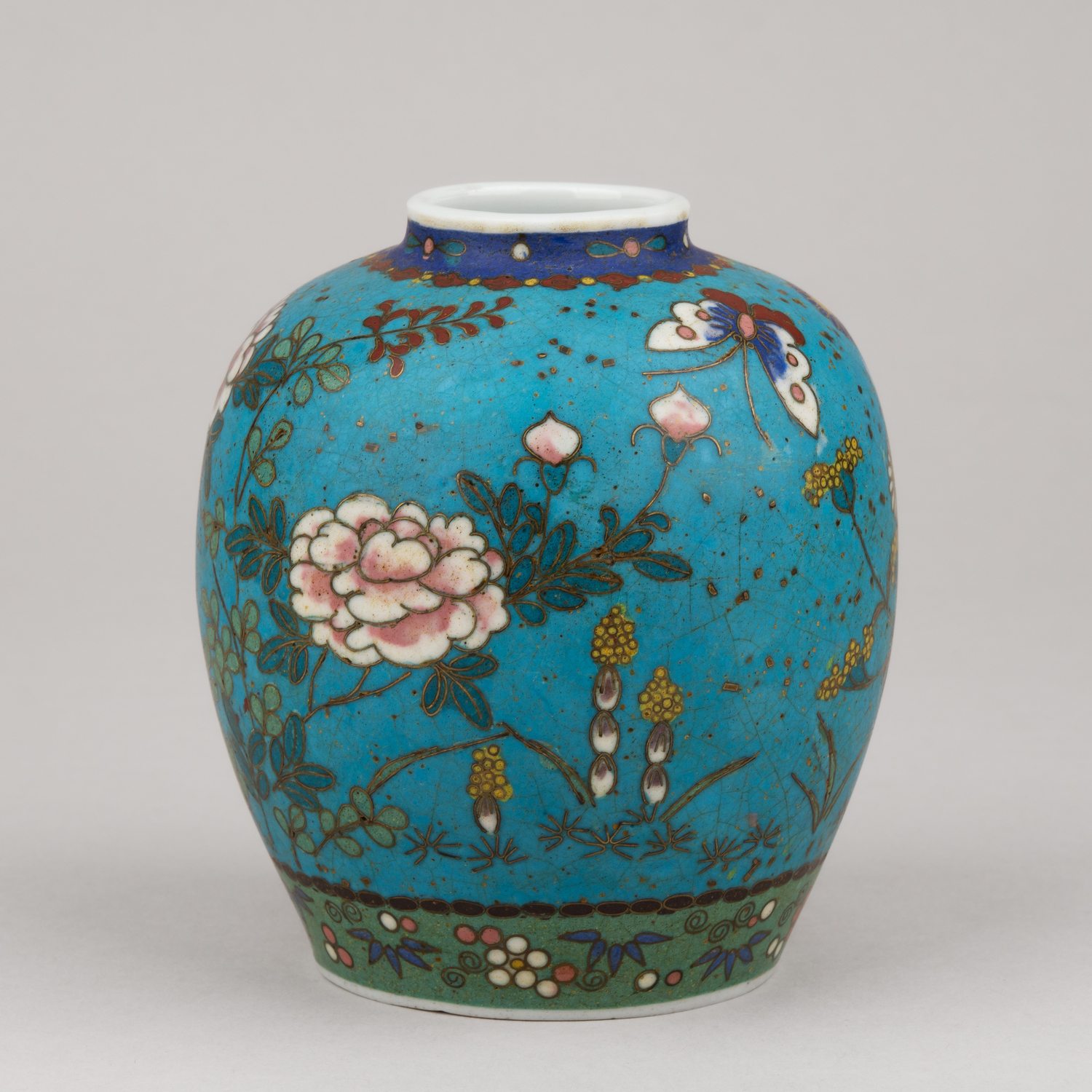 (Клуазоне на фарфоре) Вазочка с изображением цветов и насекомых. 
«Великая Япония», 七寶會社 (Сиппо Каися), 1868–1912 (период Мэйдзи).