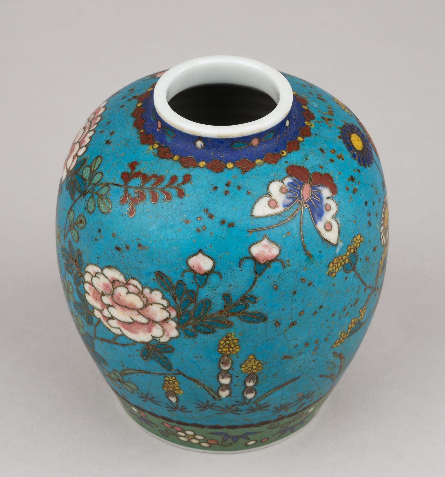 (Клуазоне на фарфоре) Вазочка с изображением цветов и насекомых. 
«Великая Япония», 七寶會社 (Сиппо Каися), 1868–1912 (период Мэйдзи).